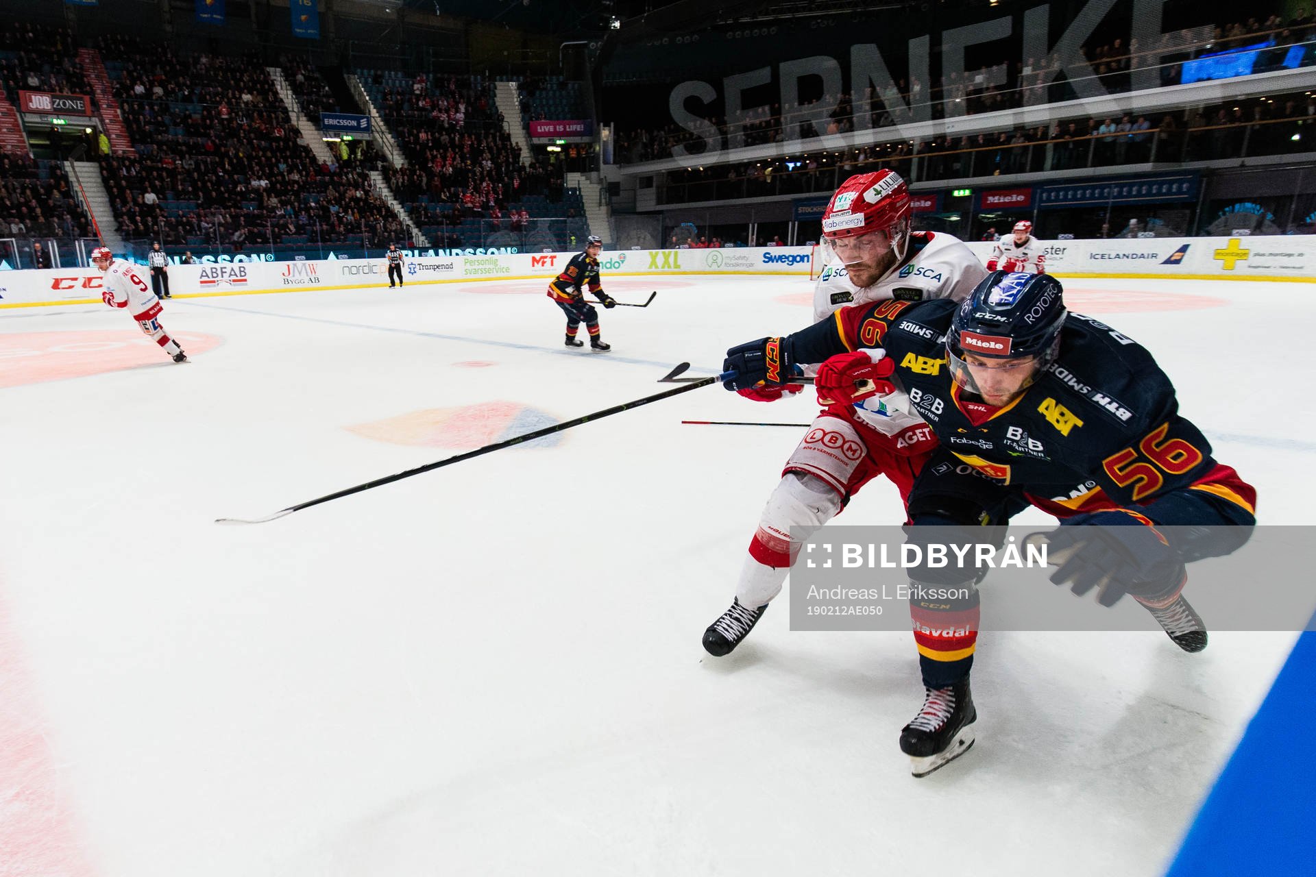 Timrås Johan Persson i kamp om pucken med Djurgårdens