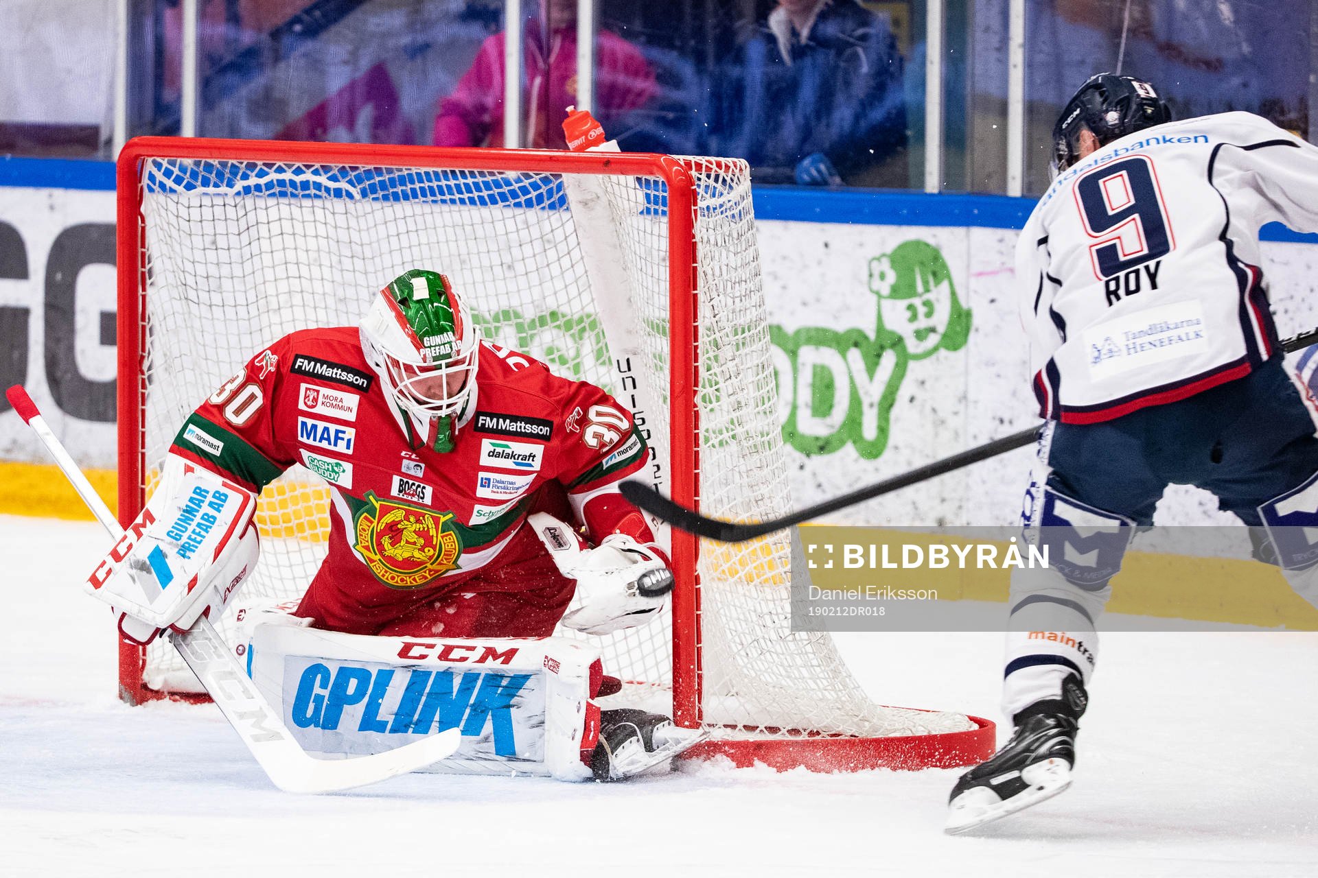 Moras målvakt Janne Juvonen och Linköpings Derek Roy