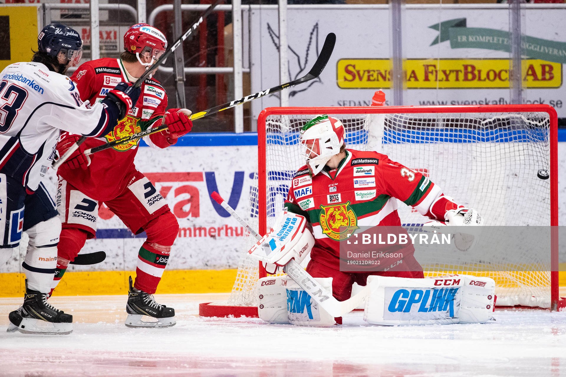 Linköpings Andrew Gordon gör 0-1 bakom Moras målvakt