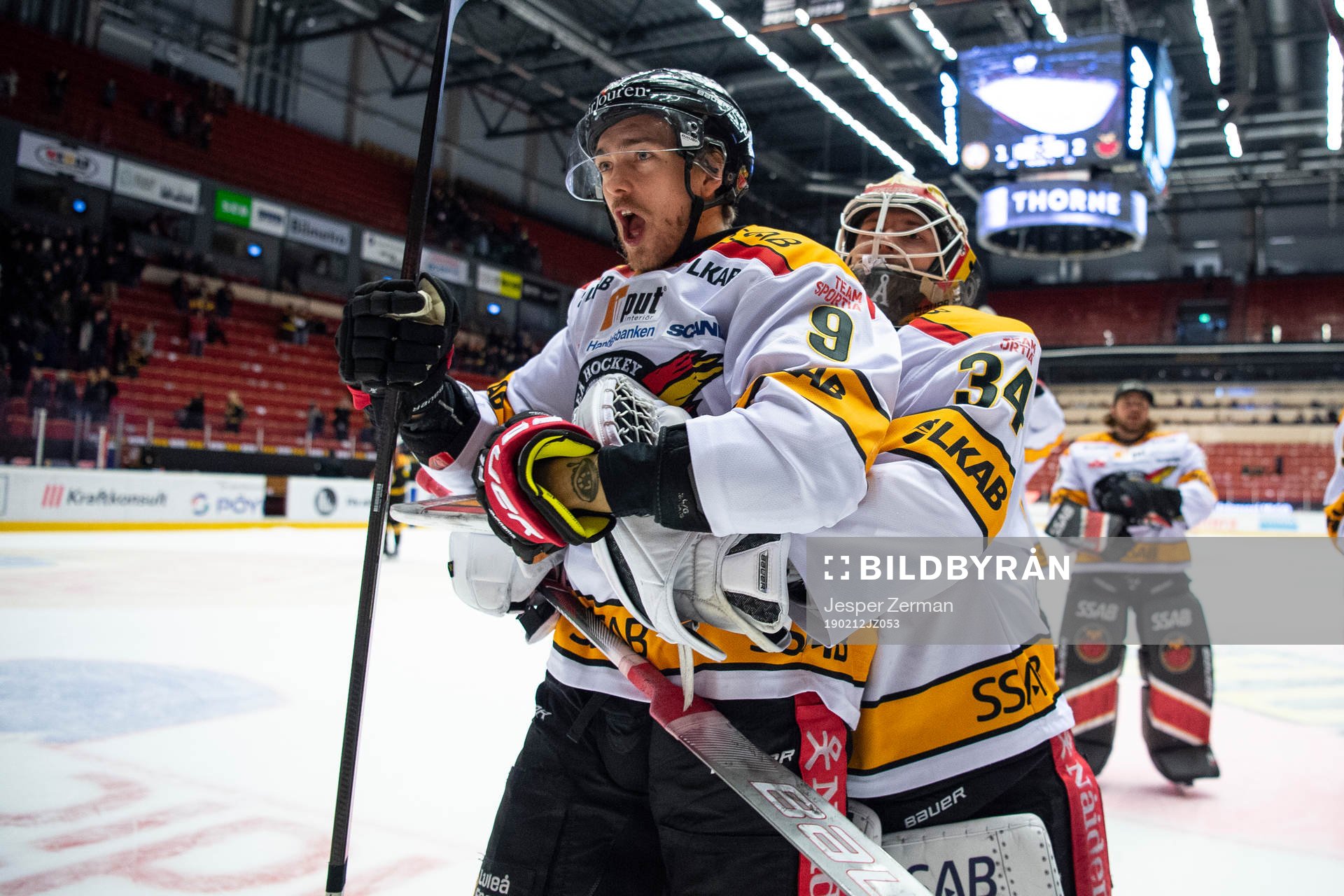 Luleås Johan Forsberg och målvakt Joel Lassinantti jublar