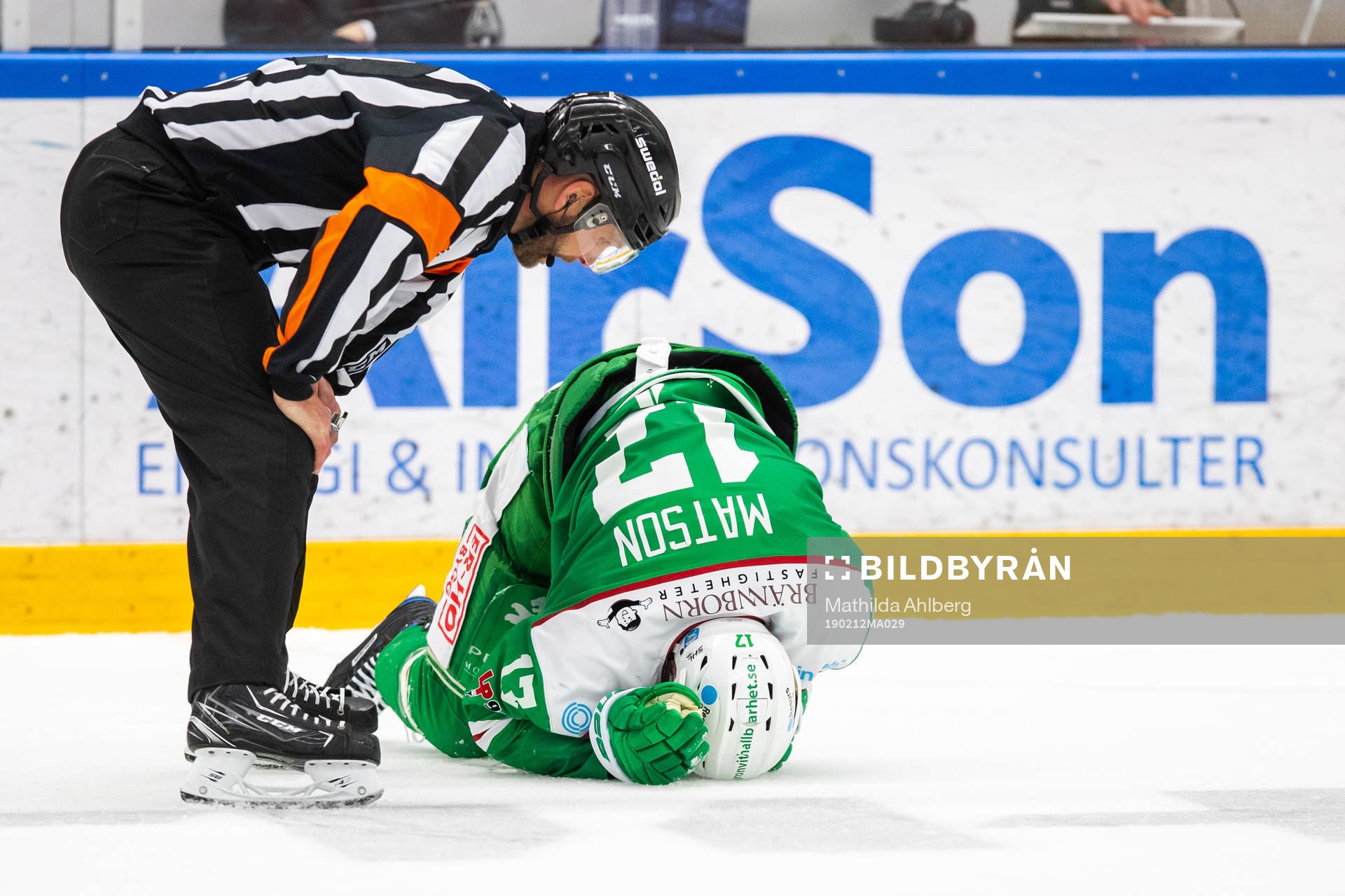 Rögles Taylor Matson har ont