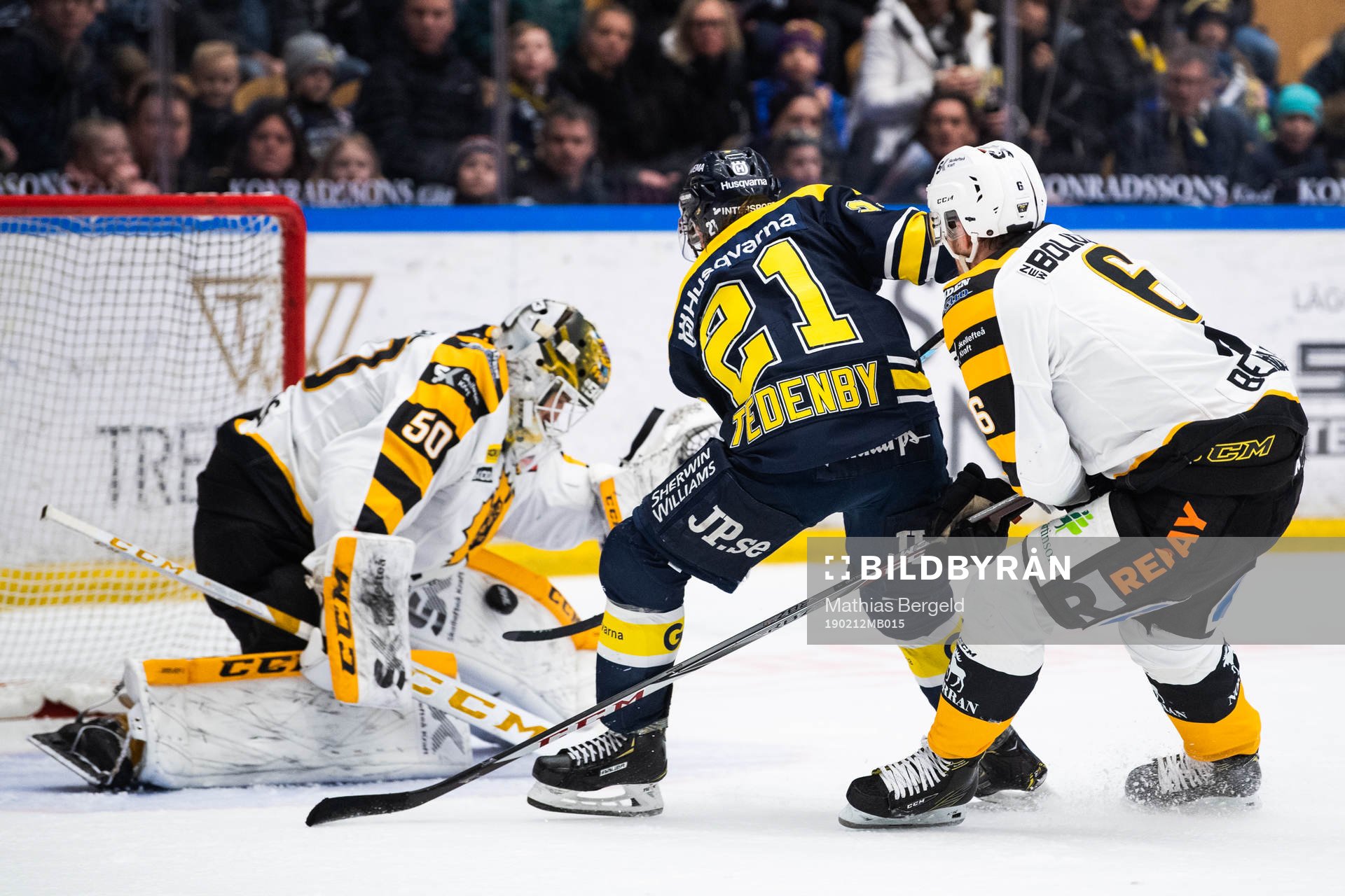 s Mattias Tedenby utmanar Skellefteås målvakt Mantas