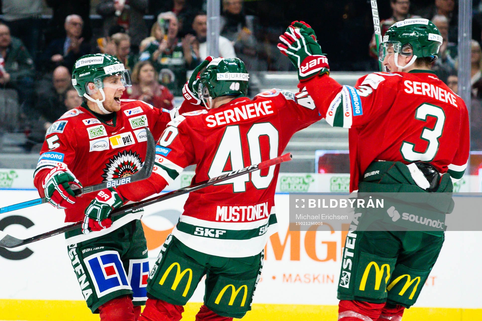 Frölundas Chay Genoway jublar med lagkamrater