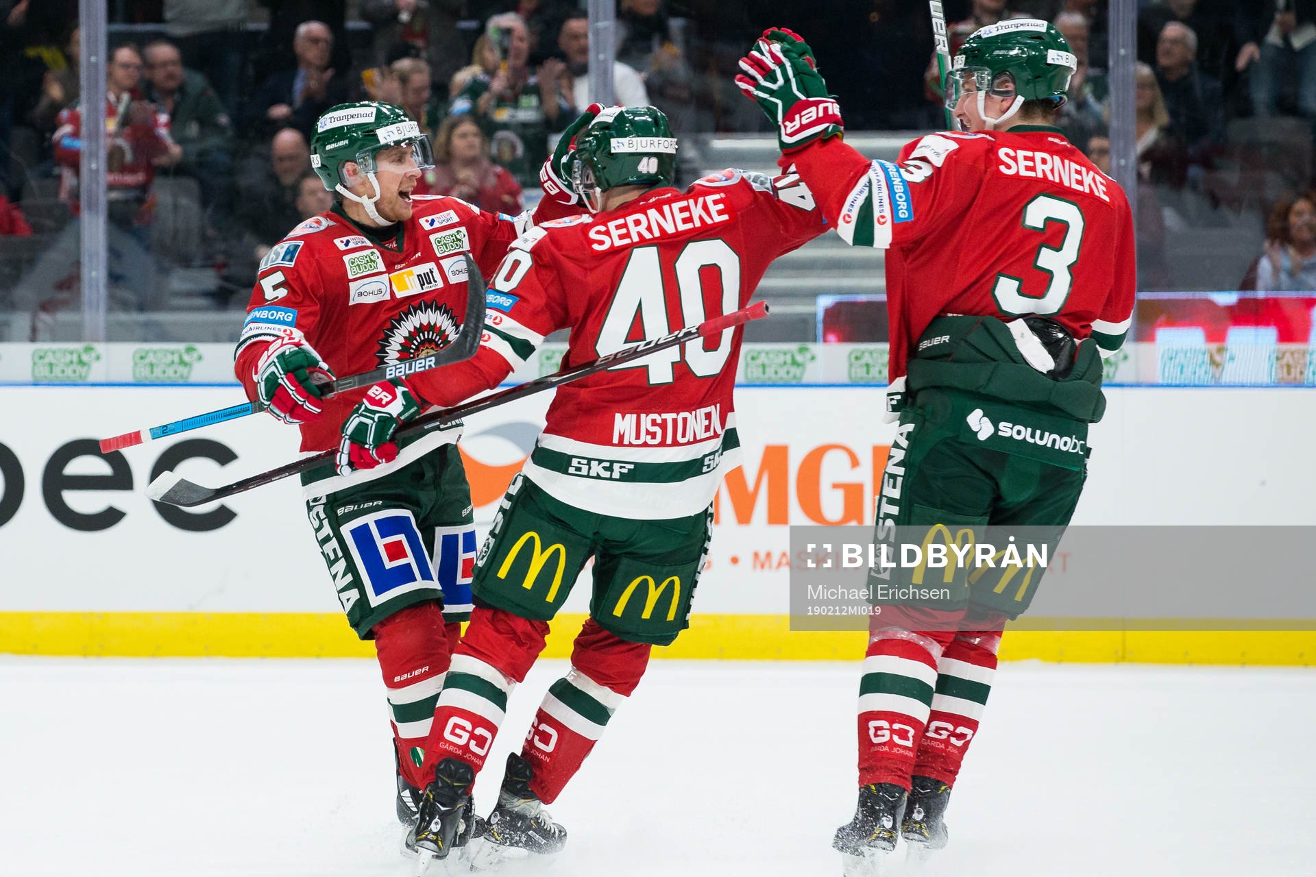 Frölundas Chay Genoway jublar med lagkamrater