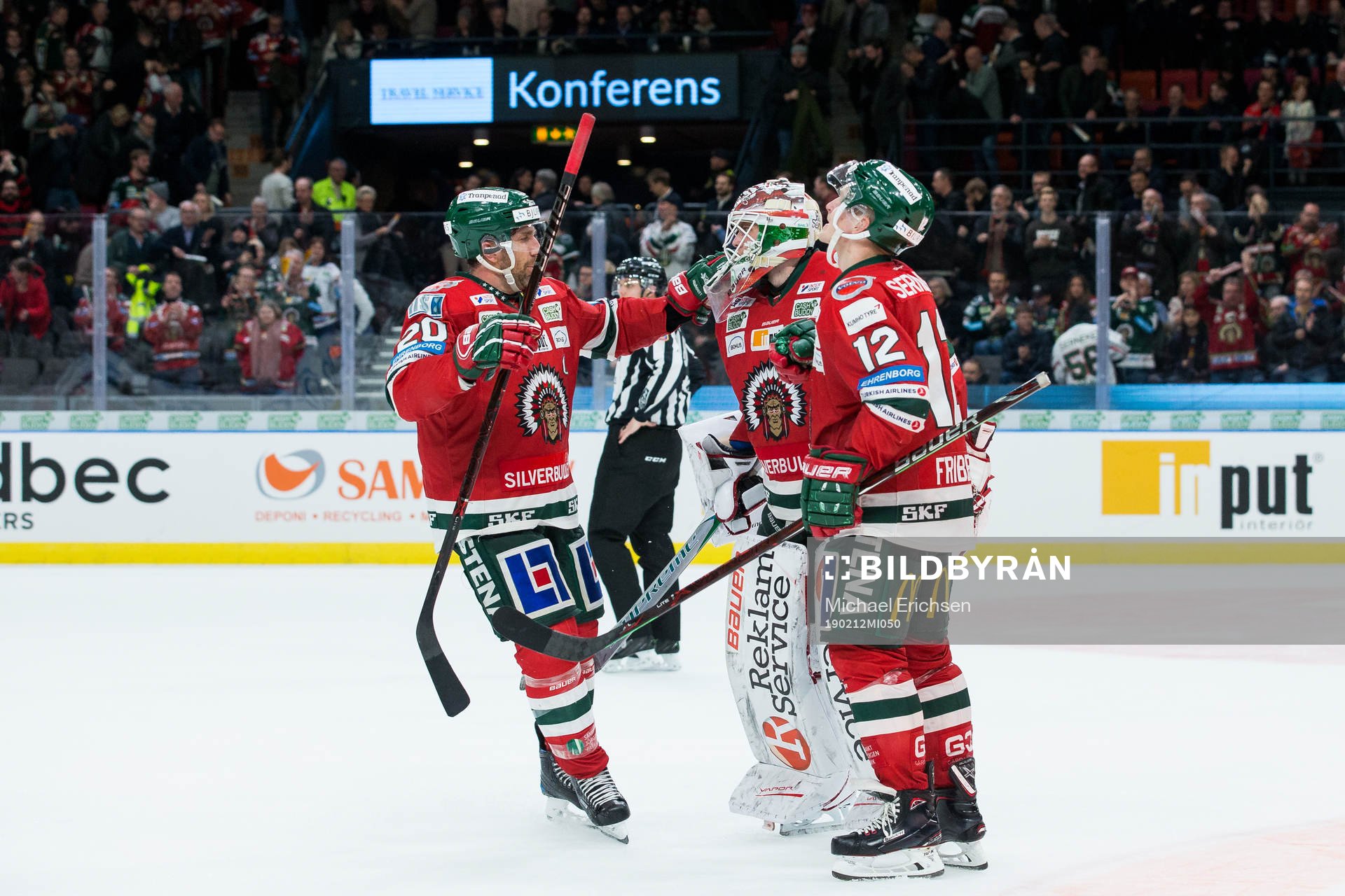 Frölundas målvakt Johan Gustafsson jublar med Max Friberg