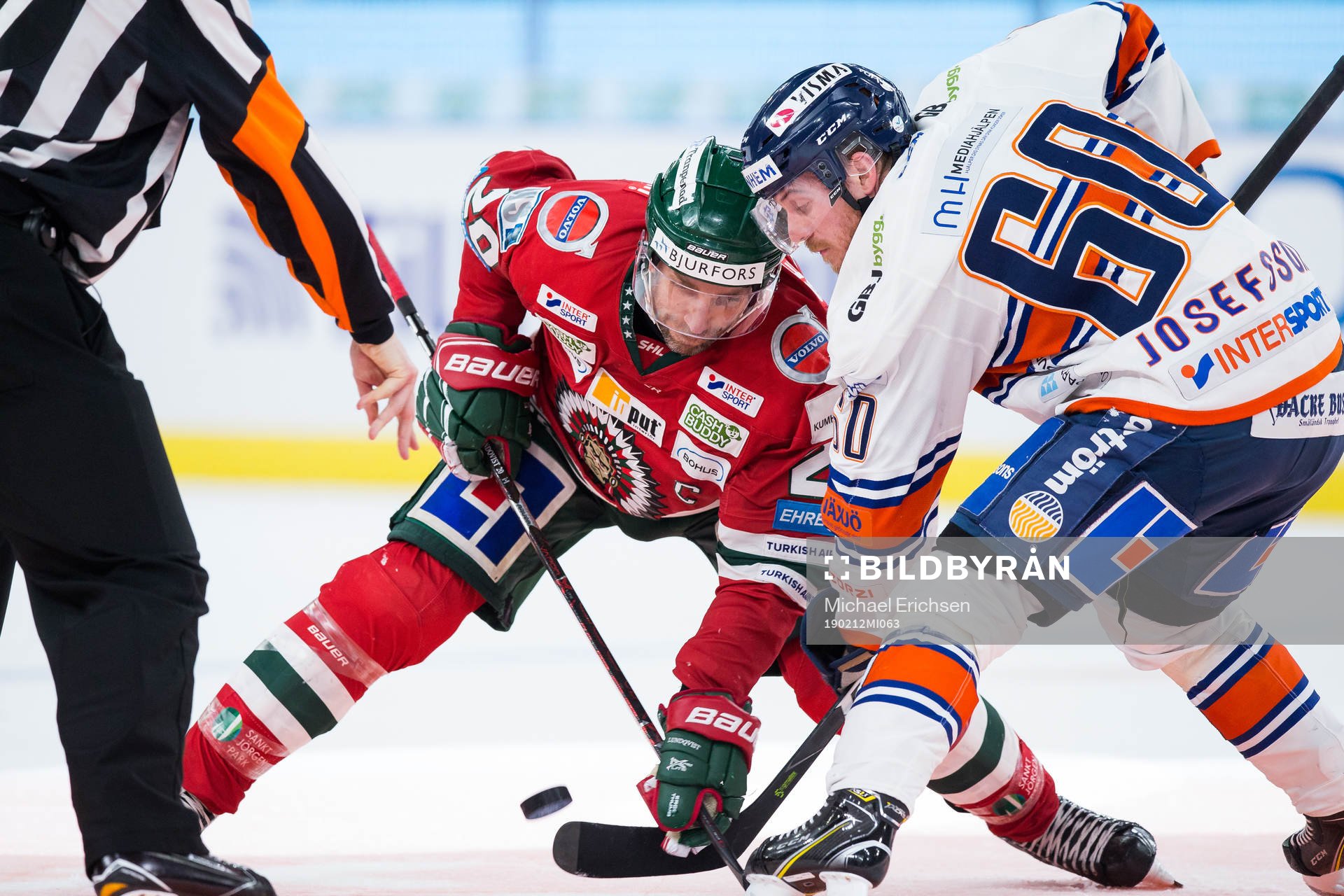 Frölundas Joel Lundqvist tekar mot Växjös Erik Josefsson