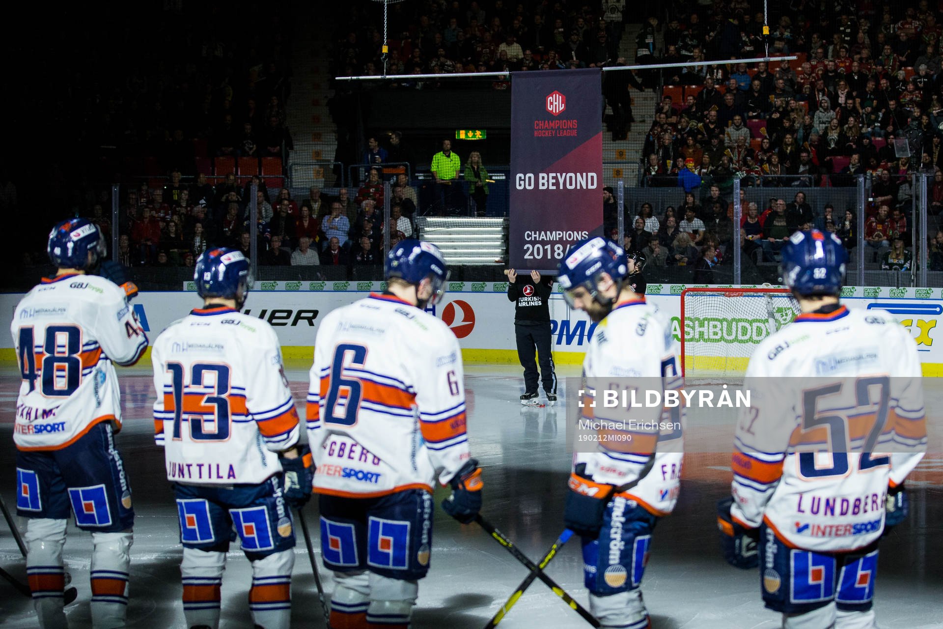 Växjös spelare ser Frölunda hissa en flagga