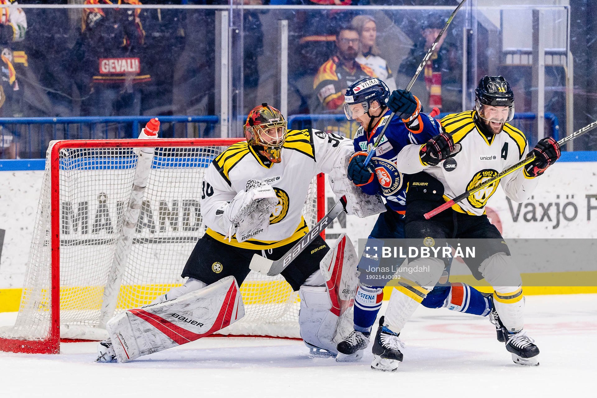 Växjös Brendan Shinnimin mellan Brynäs målvakt Joacim