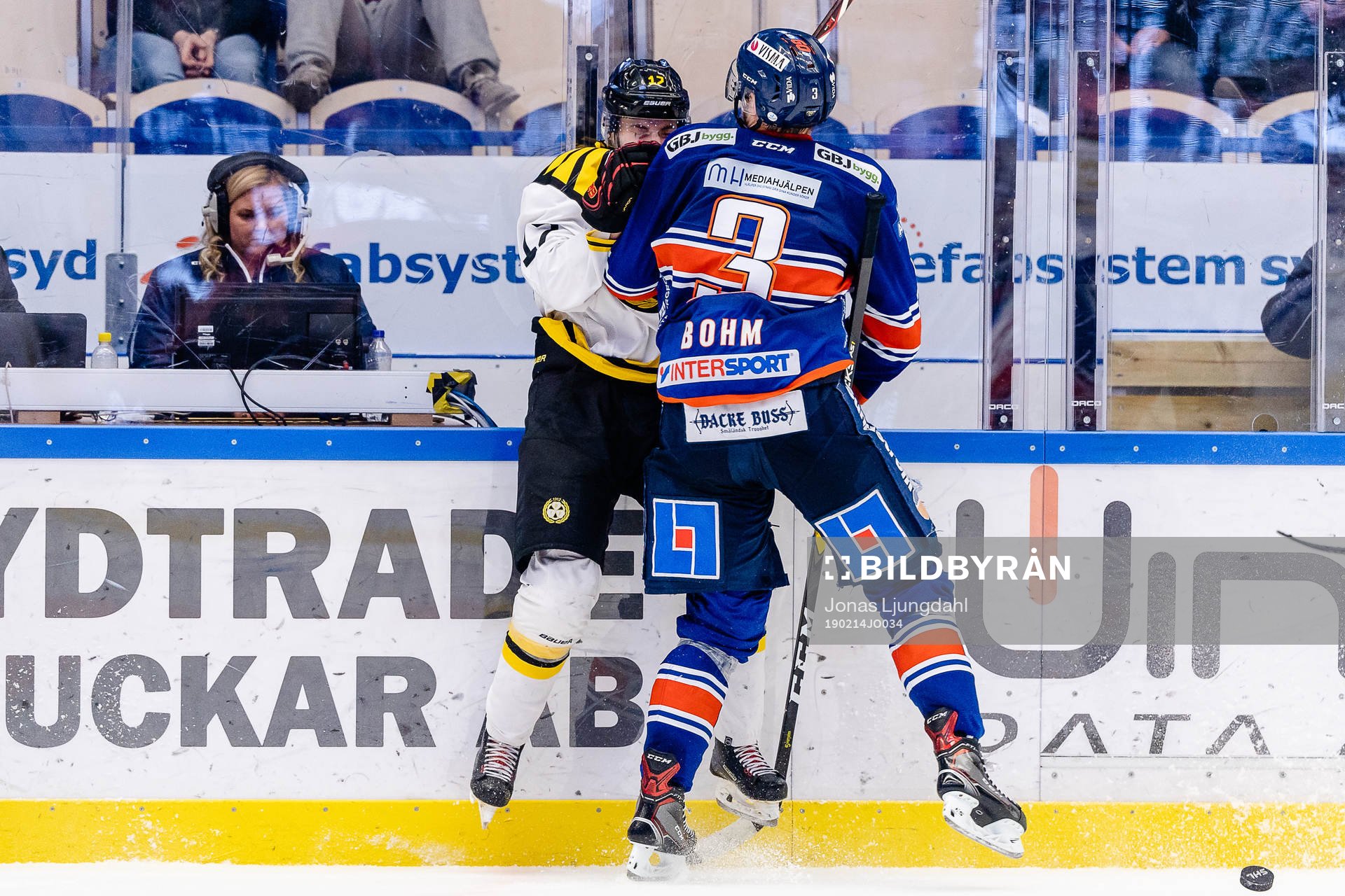 Växjös Oliver Bohm tacklar Brynäs Alexander Bjurström