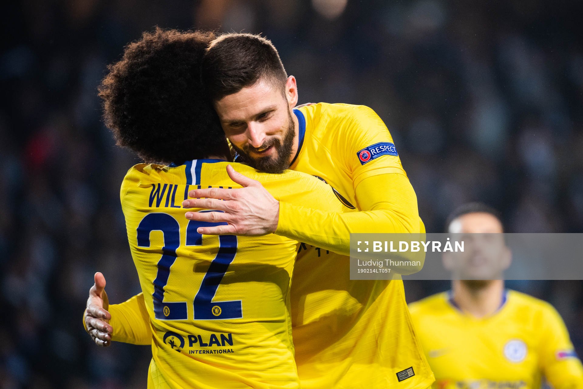 Willian celebrate with Olivier Giroud who scored 0-2