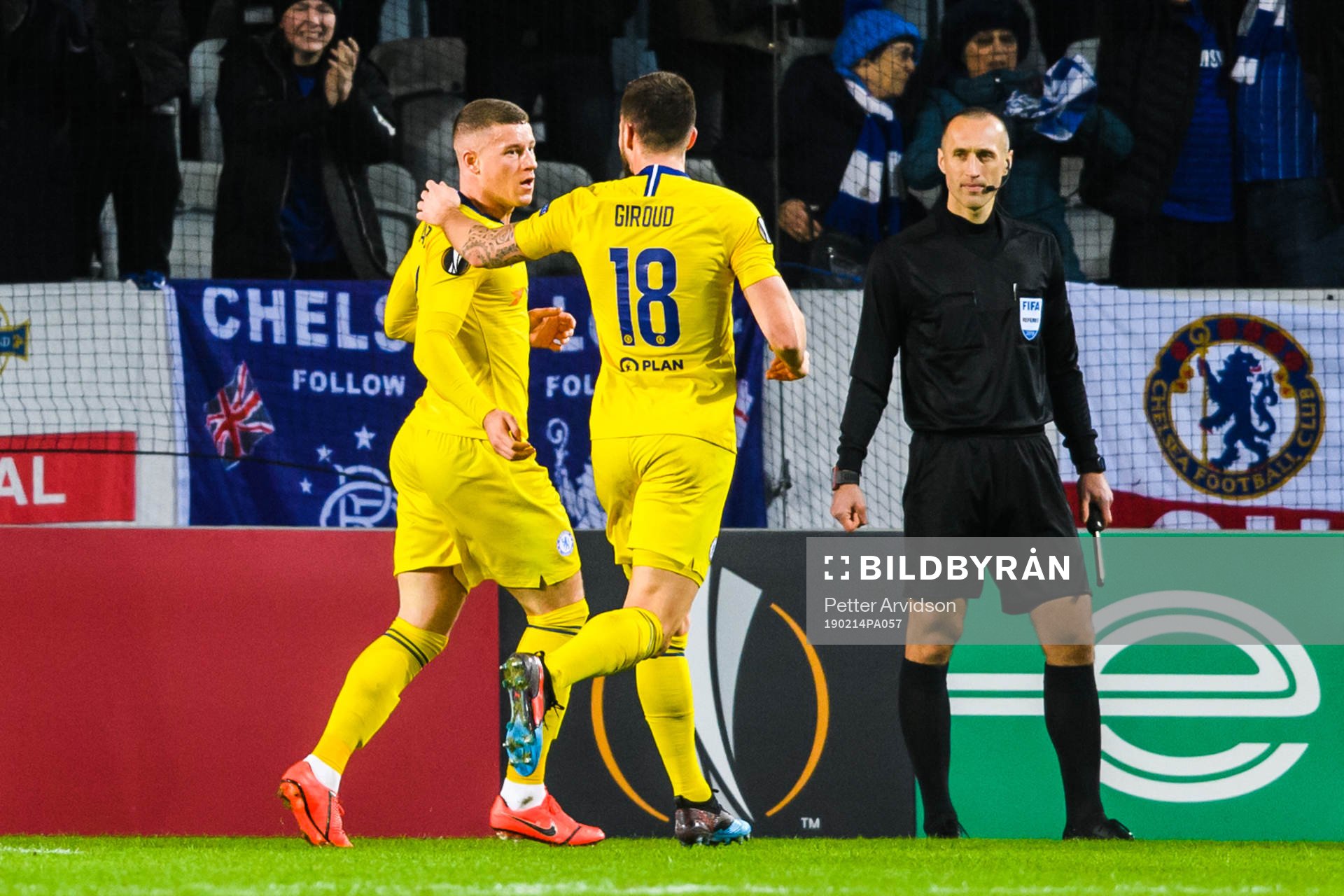 Ross Barkley and Olivier Giroud of Chelsea celebrates