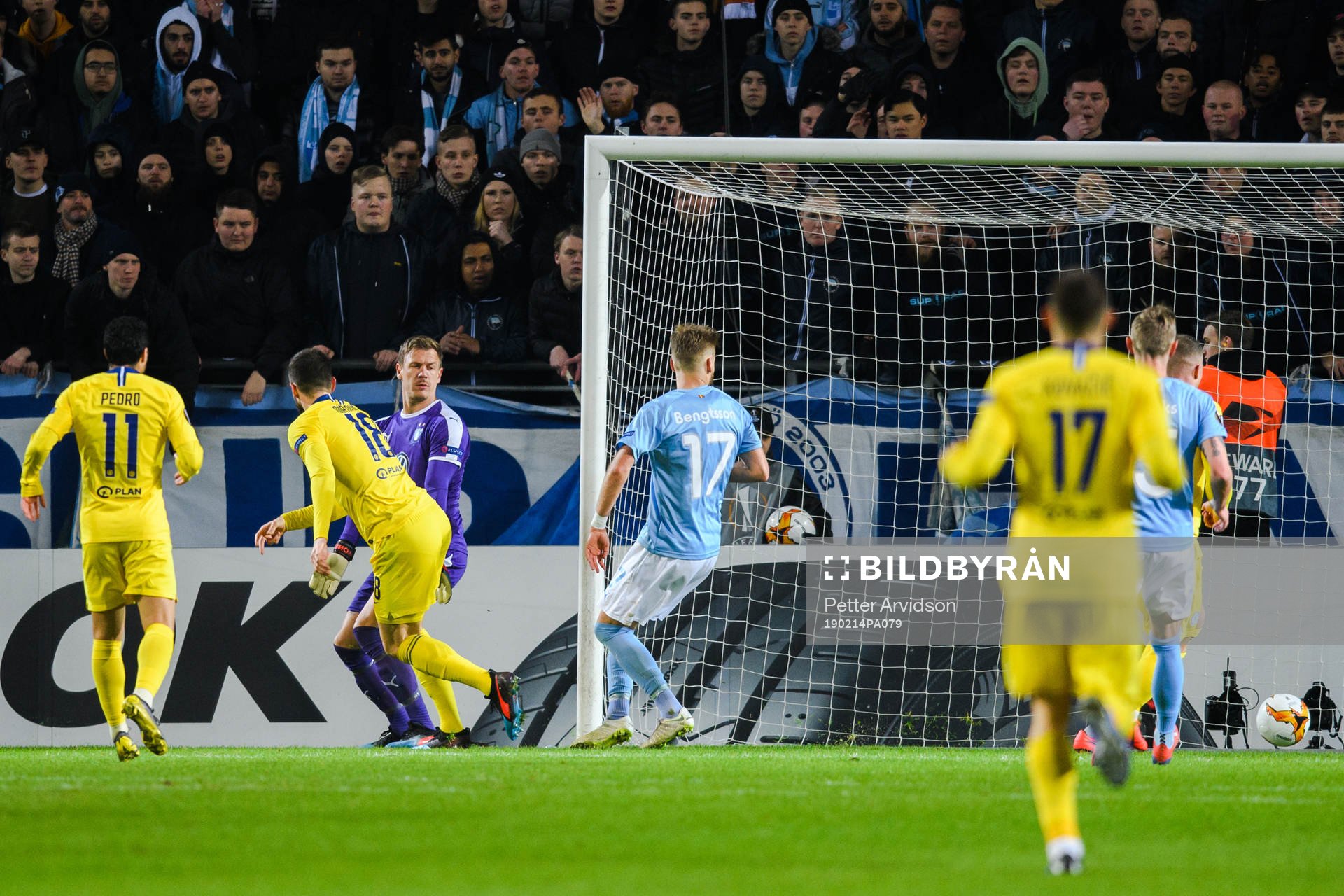 Olivier Giroud of Chelsea scores 0-2 behind goalkeeper