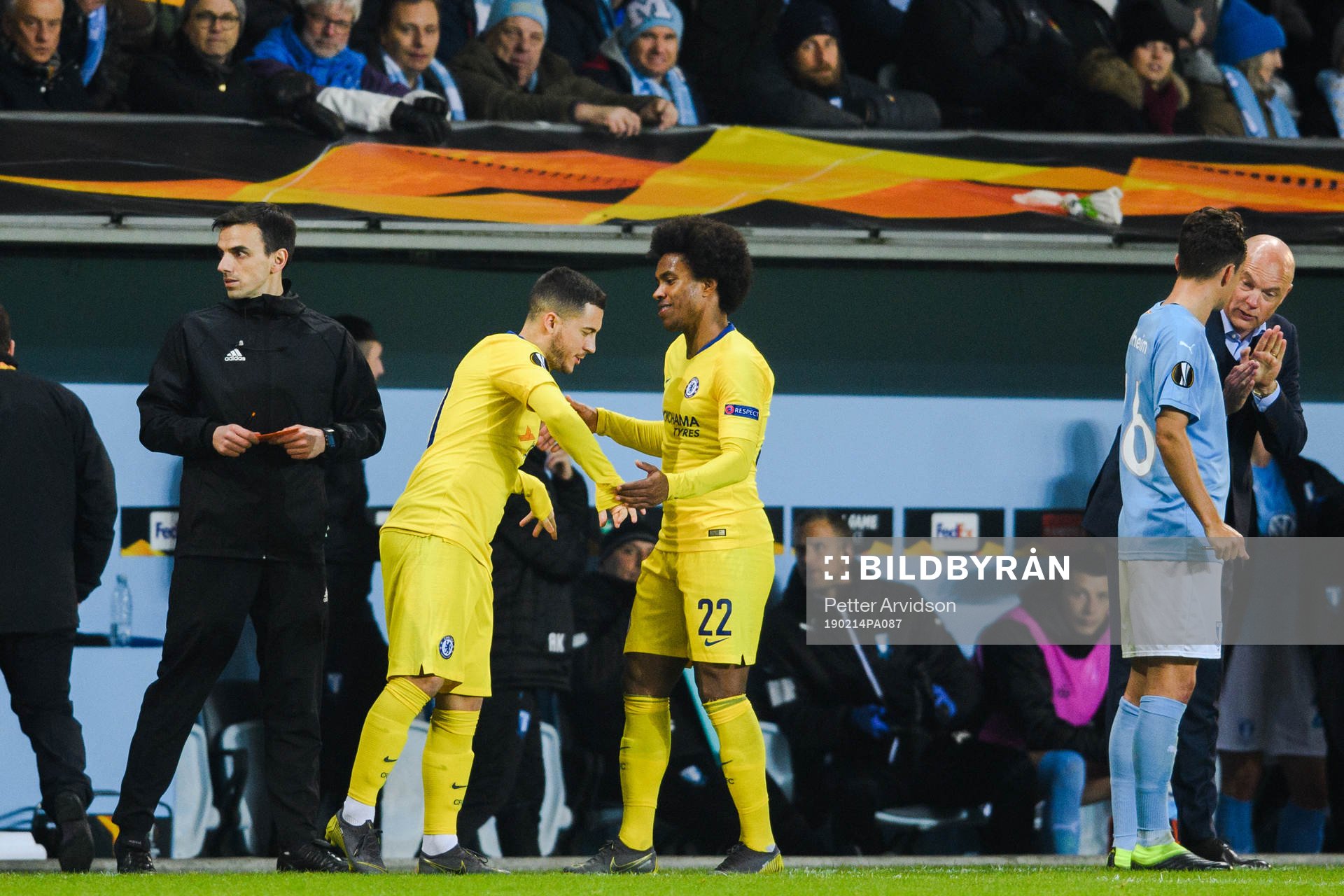 Willian changes with Eden Hazard of Chelsea