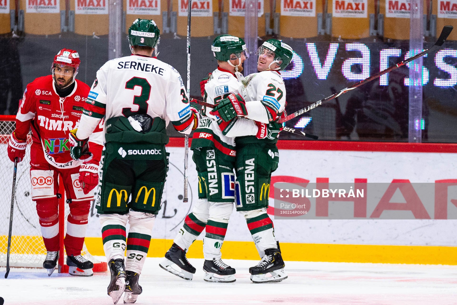 Frölundas Simon Hjalmarsson och Ponthus Westerholm jublar