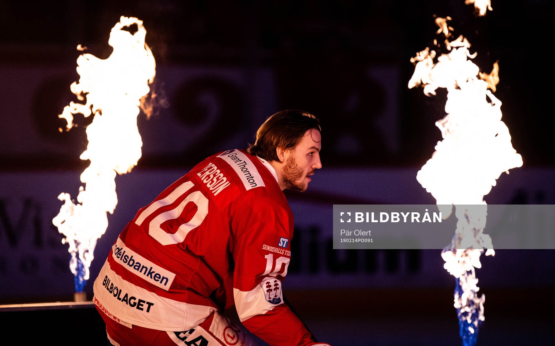 Timrås Johan Persson gör entre på isen innan