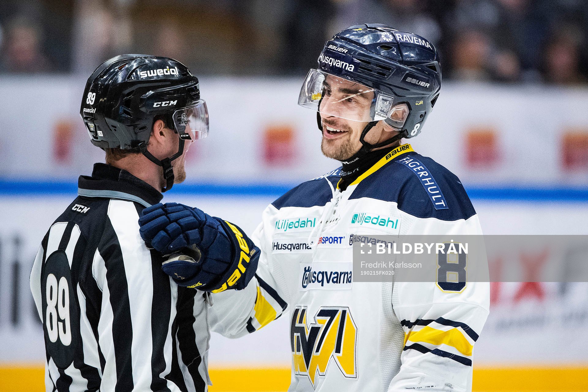 s Nils Andersson i samtal med Linjedomare Gustav Jonsson