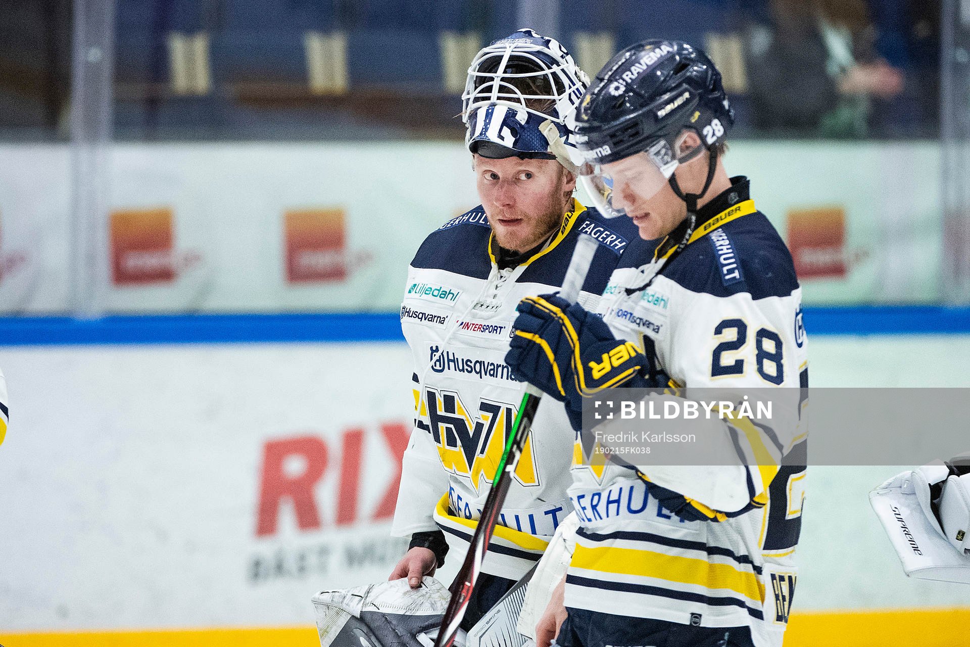 s målvakt Jonas Gunnarsson  och Anton Bengtsson deppar