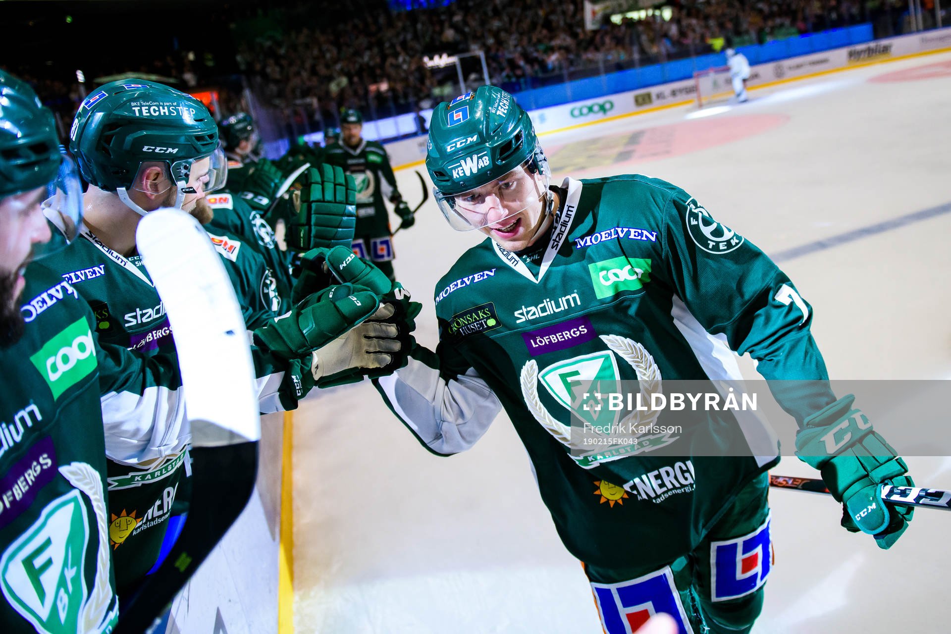 Färjestads Johan Ivarsson jublar med lagkamrater