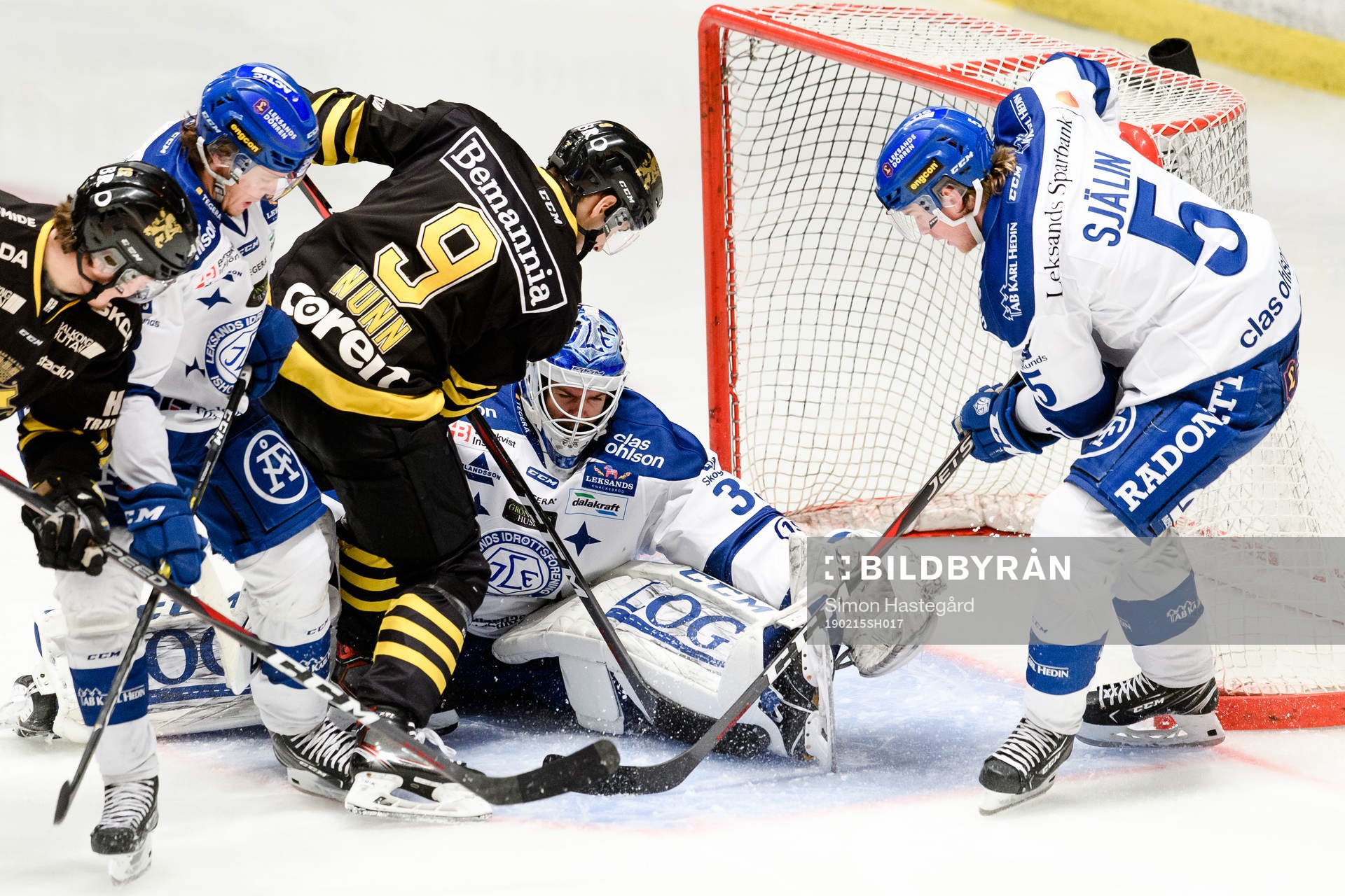 s Garry Nunn gör 1-1 bakom Leksands målvakt Axel Brage