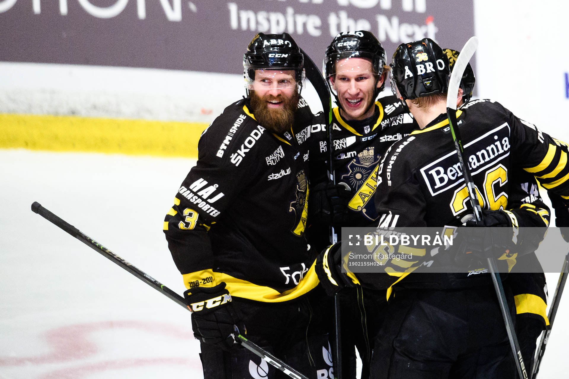 s Johan Larsson och Fredric Weigel jublar med Anton Holm