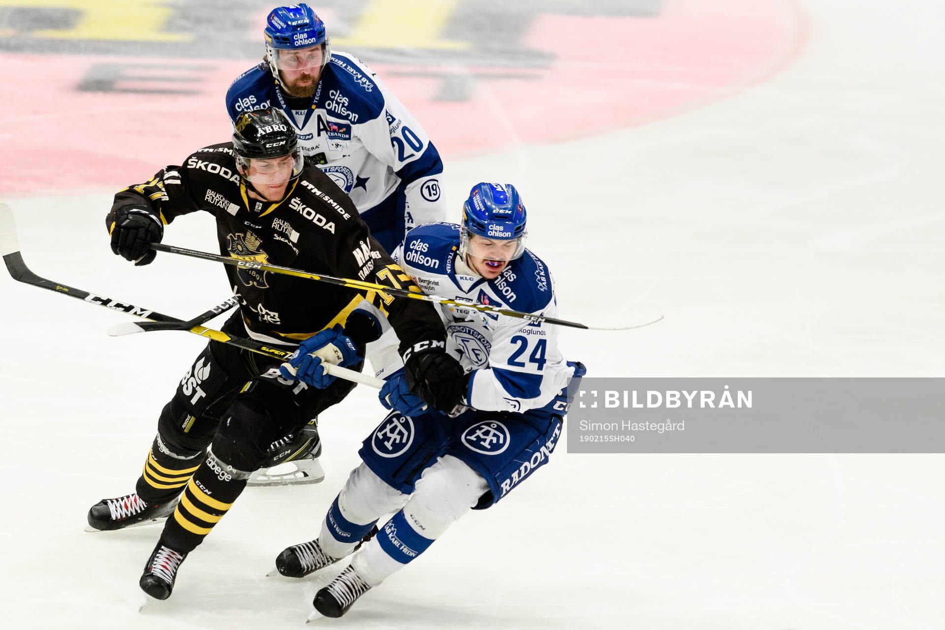 s Simon Fernholm i kamp mot Leksands Mattias Karlsson och