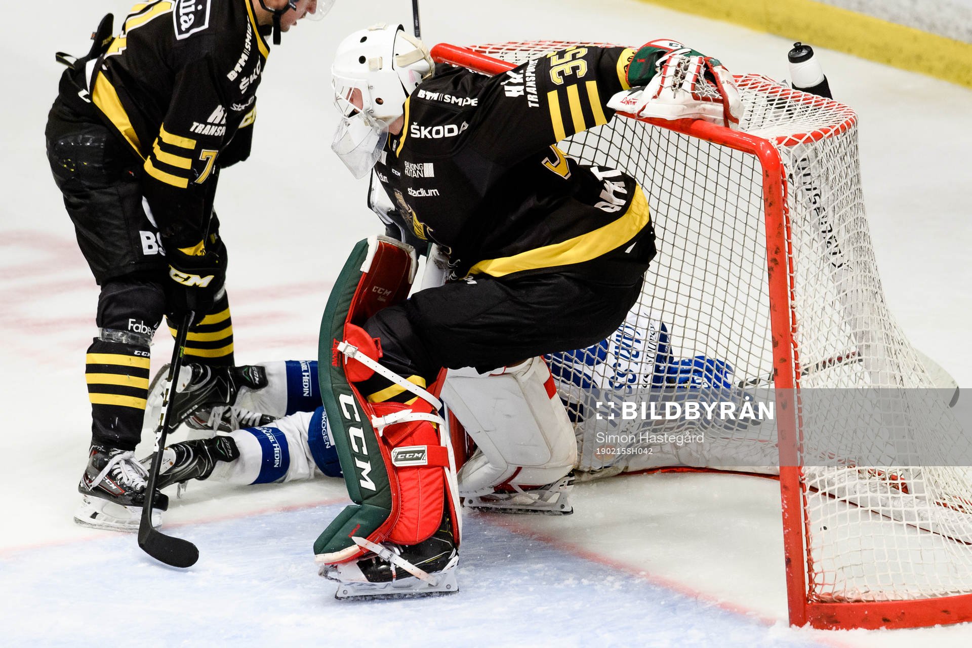 s Filip Windlert i kamp mot Leksands Martin Karlsson bakom