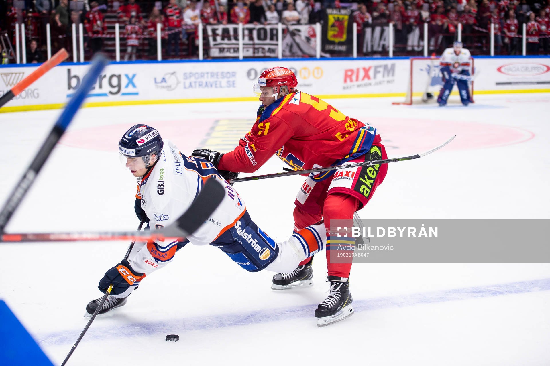 Malmö Redhawks Emil Sylvegård trycker till Växjös Linus