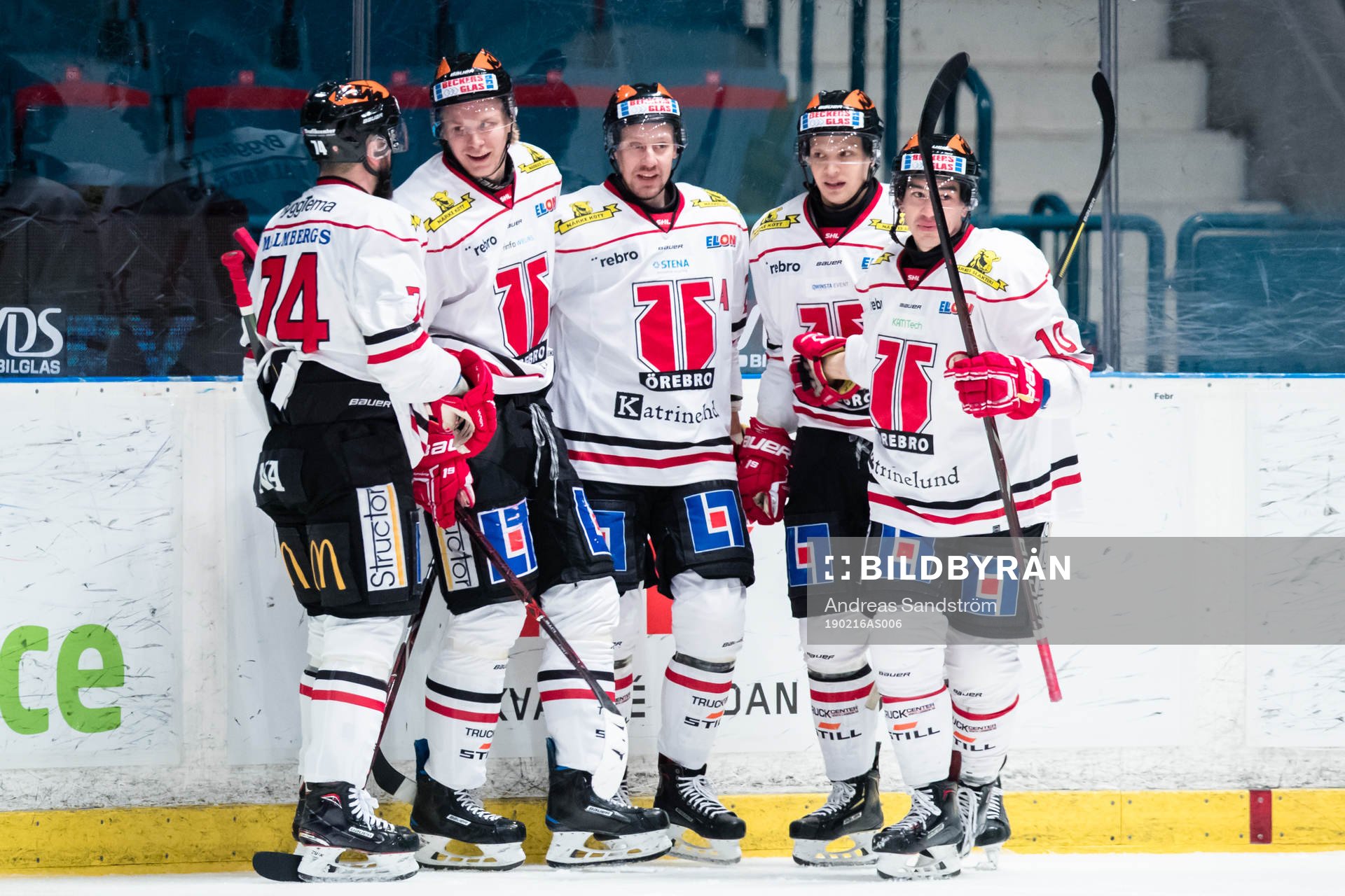 Örebros Marcus Weinstock (m) gör 0-1 och gratuleras av