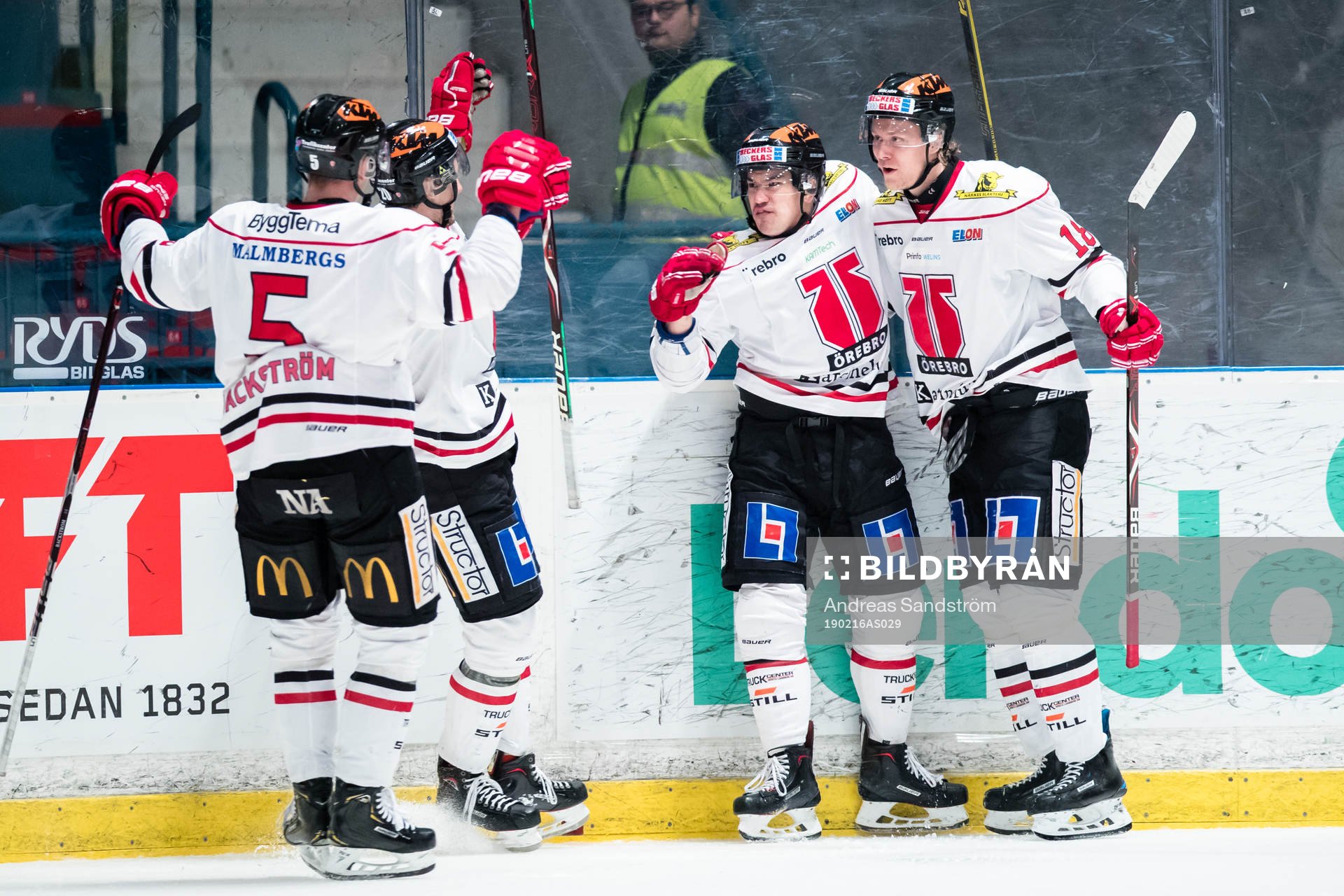 a höger) gör 0-2 och gratuleras närmast av Rodrigo Abols