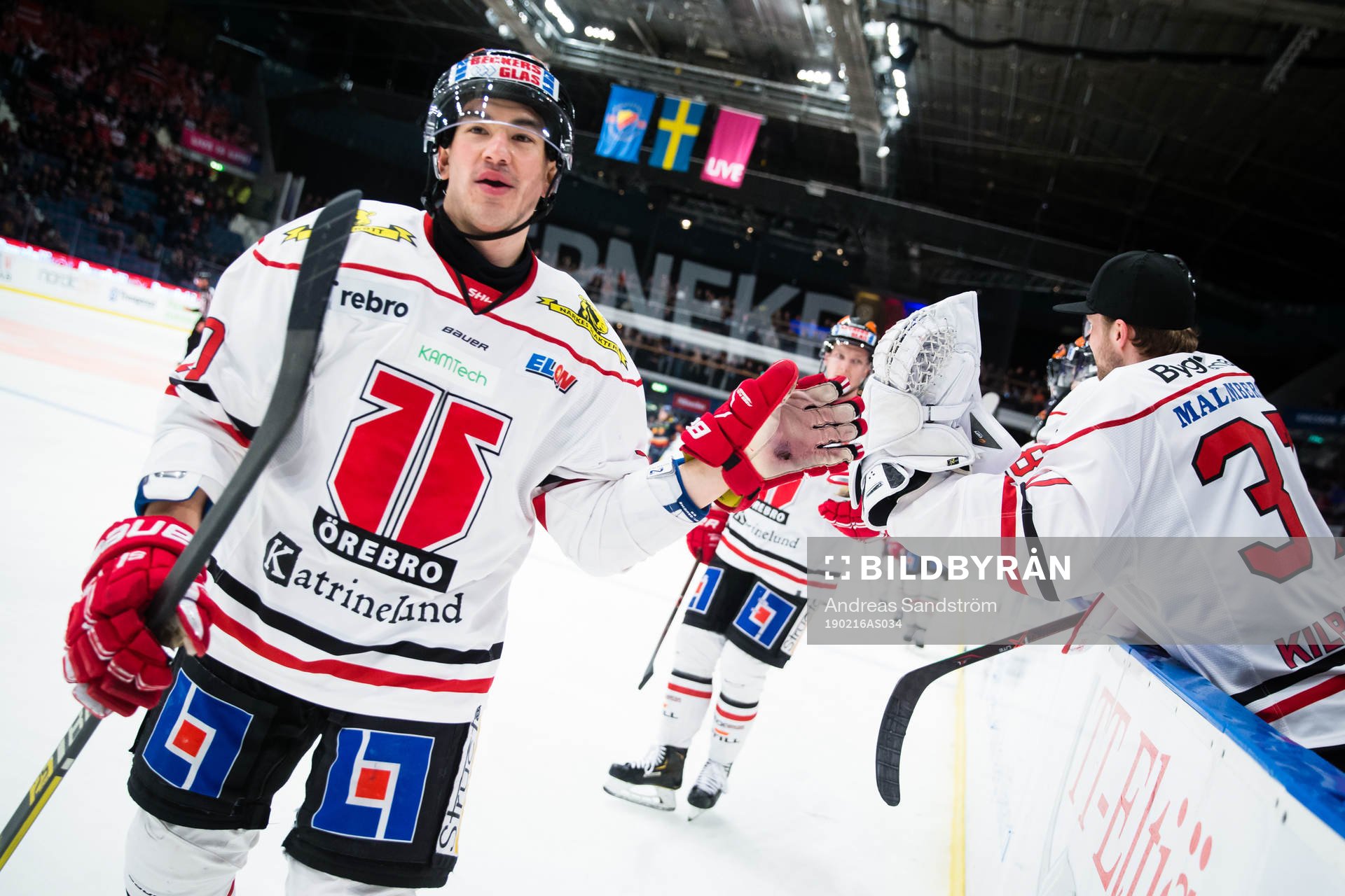 Örebros Shane Harper gör 0-2 och firar med lagkamrater