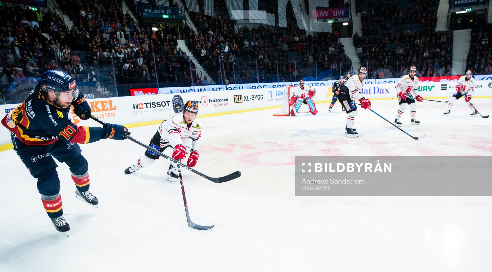 Djurgårdens Niclas Bergfors skickar in pucken framför