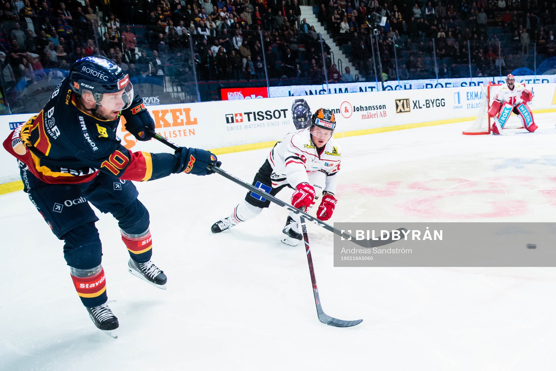 Djurgårdens Niclas Bergfors skickar in pucken framför