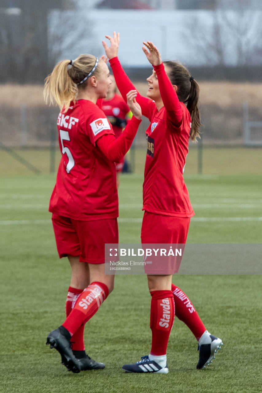 Göteborgs Vilde Böe Risa och Emma Koivisto jublar