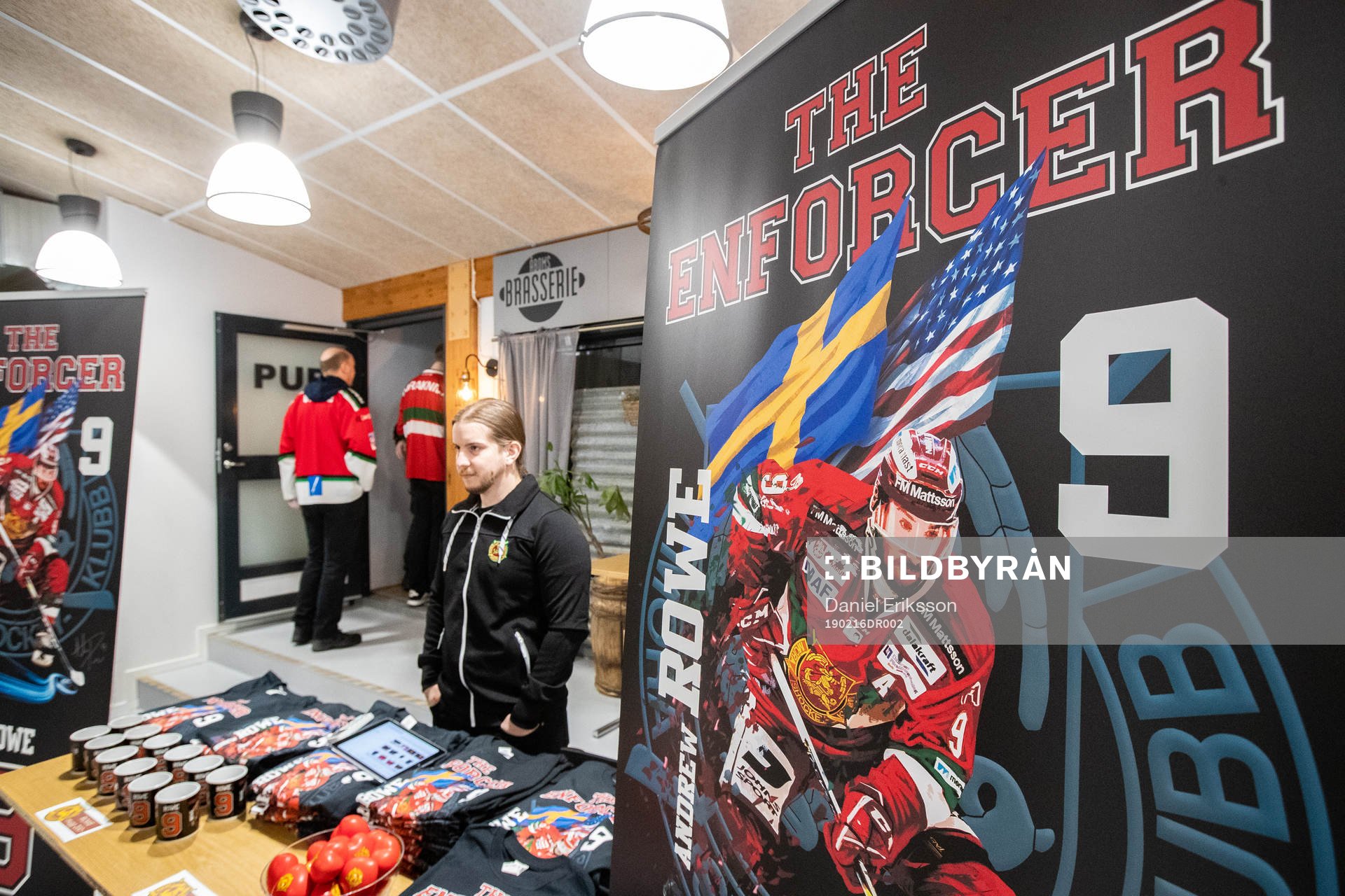 Poster av Moras Andrew Rowe i entrén på Jalas Arena