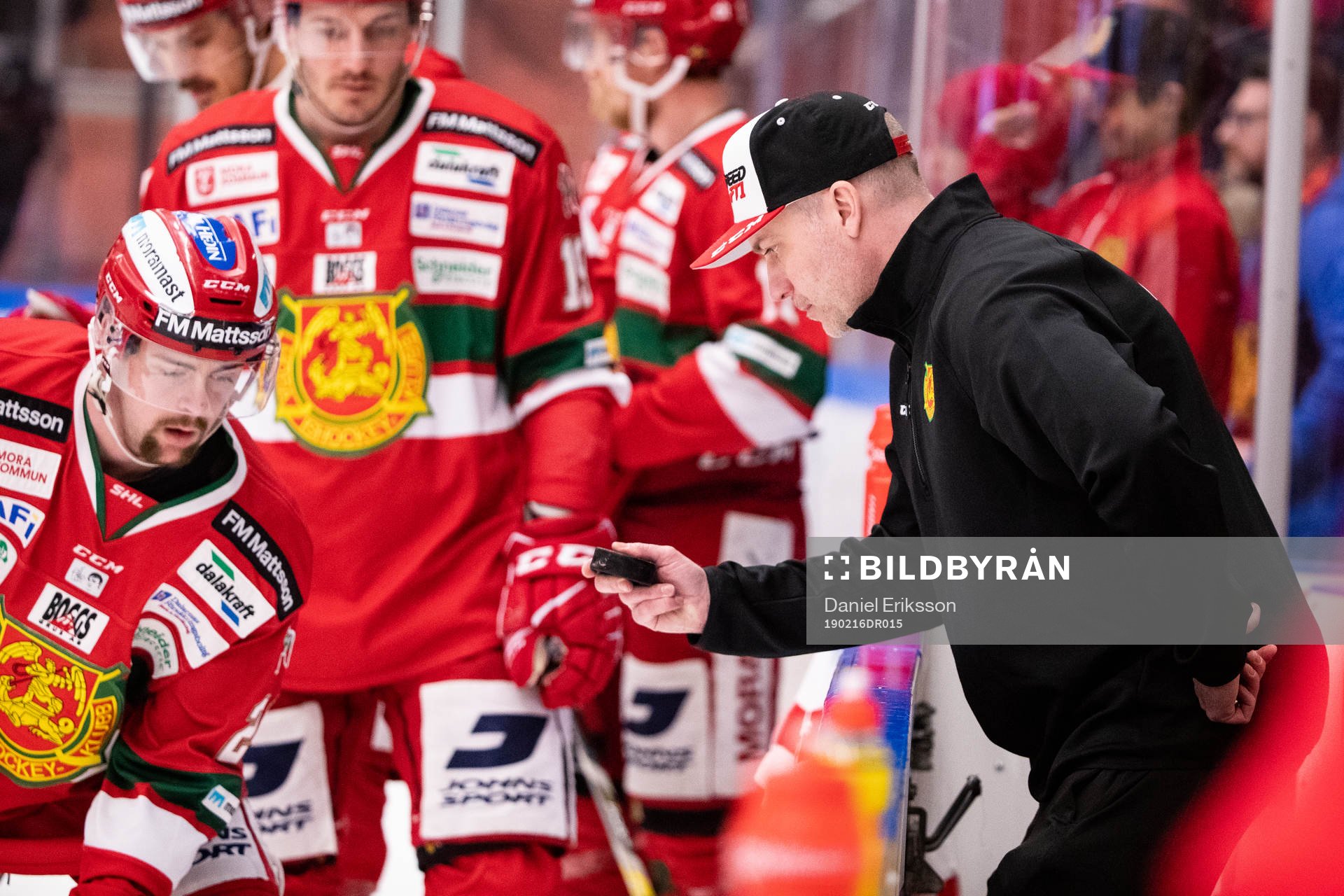 Moras Oskar Svanlund och materialförvaltare Håkan Bogg