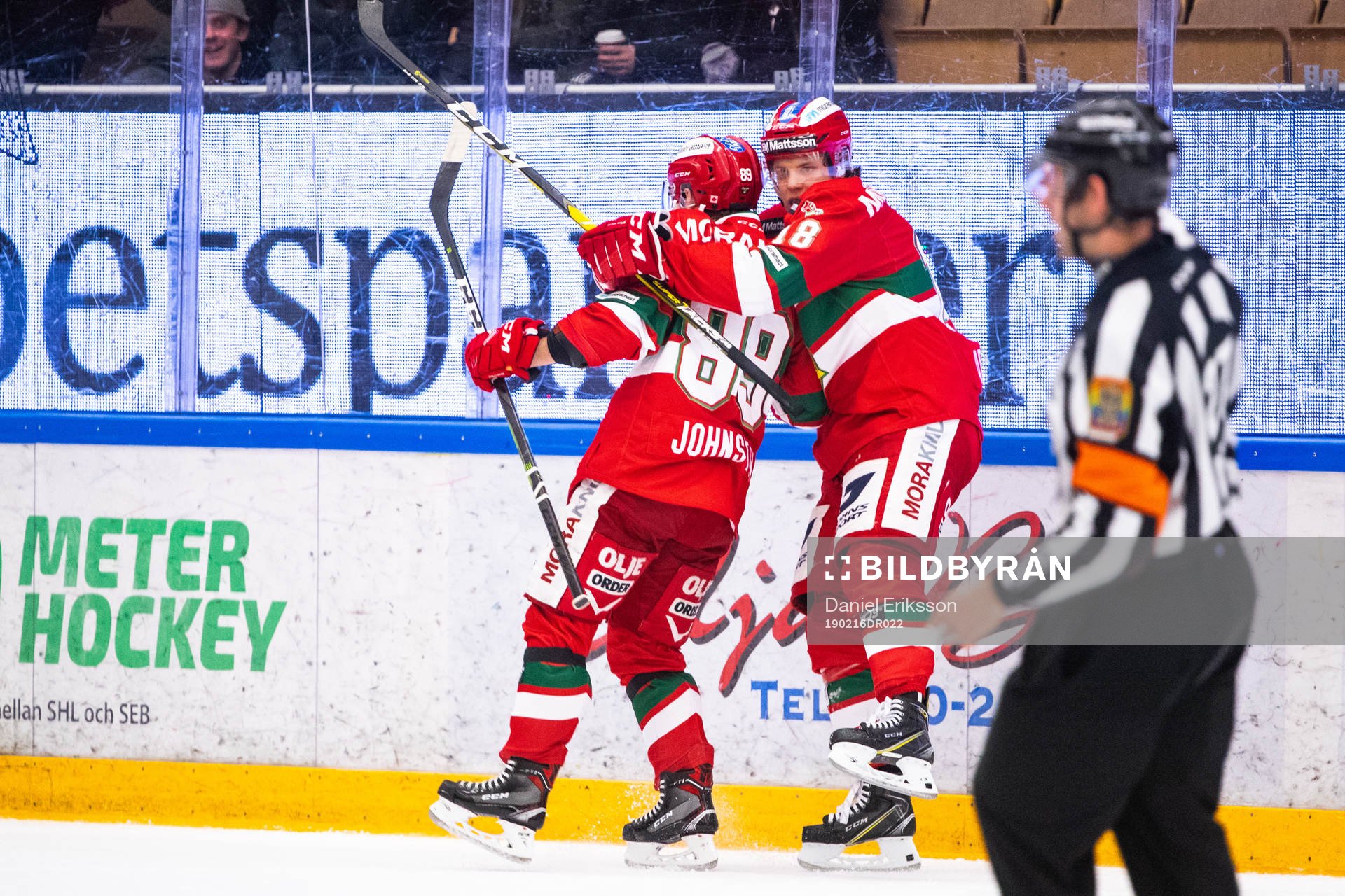 Moras Emil Aronsson jublar med Moras Ryan Johnston