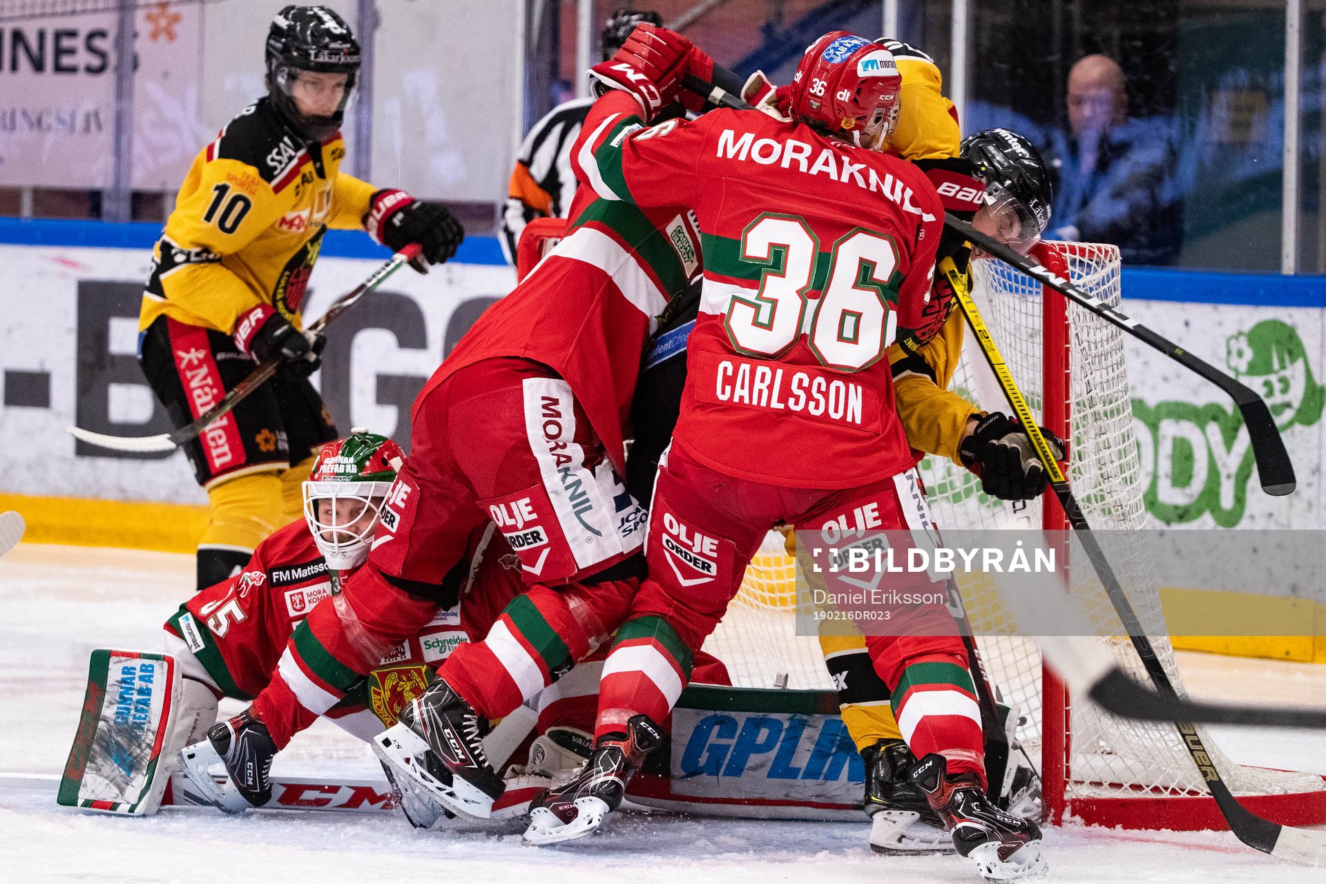 Luleås Emil Larsson tacklas av Moras Viktor Amnér och