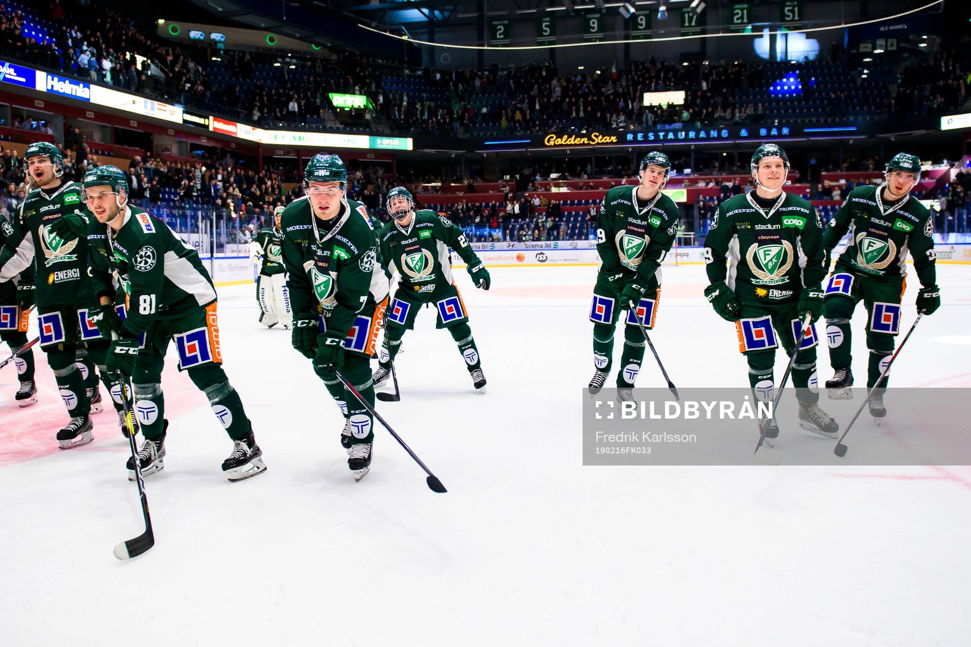 Färjestads spelare jublar och tackar publiken