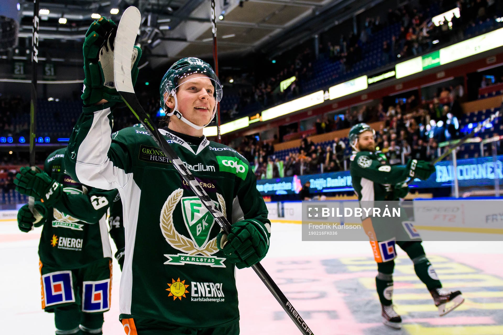 Färjestads Oskar Steen jublar och tackar publiken
