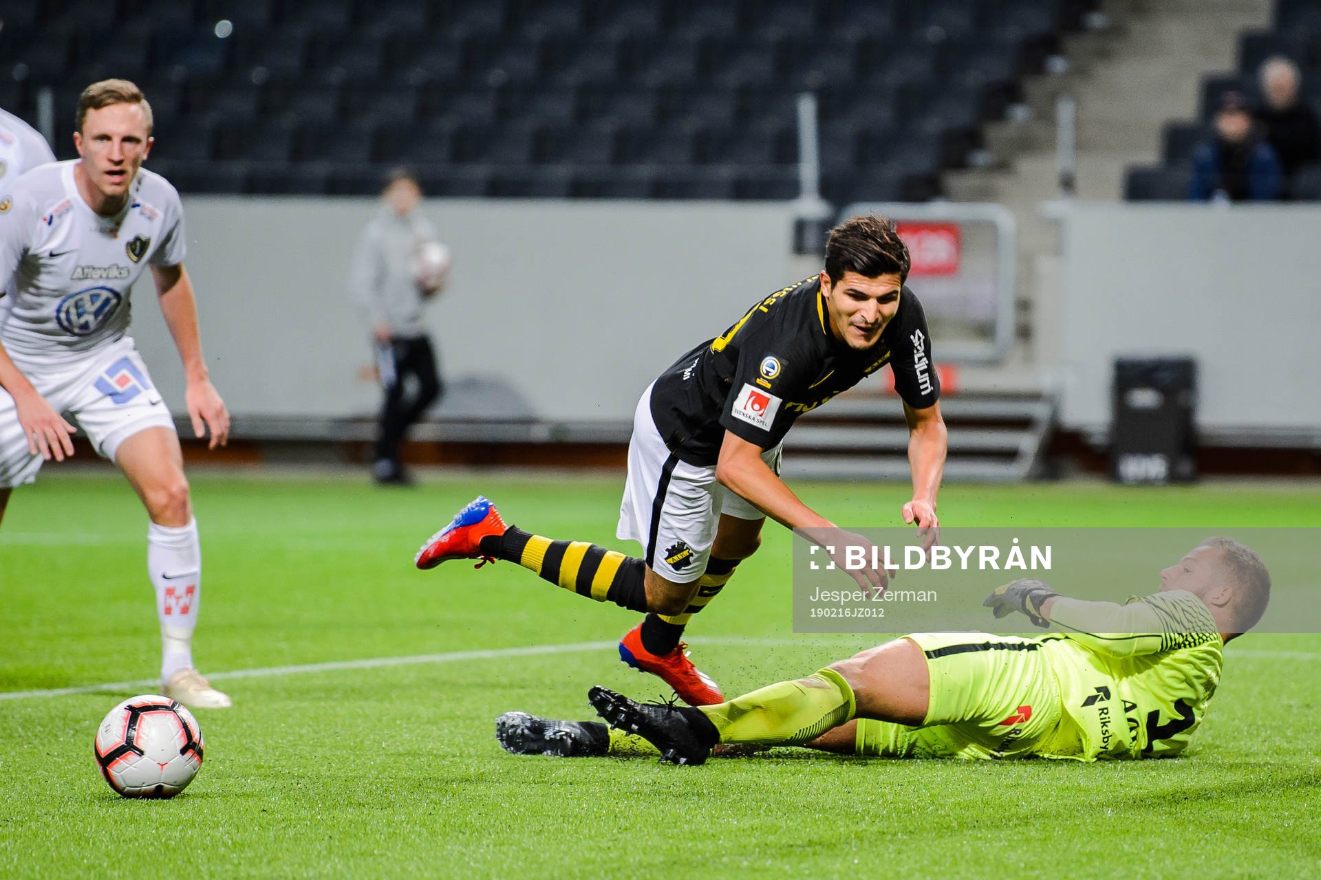 s Tarik Elyounoussi fälls av Jönköpings målvakt Frank