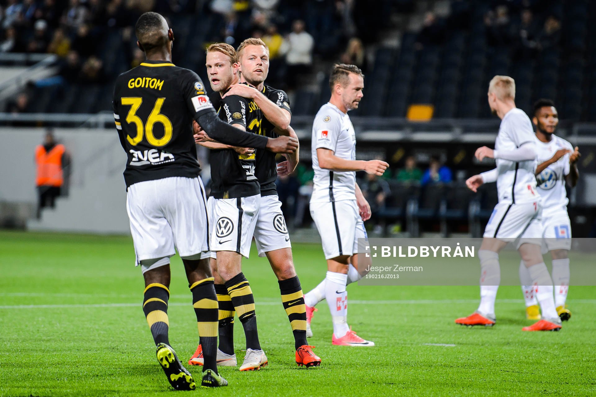 s Daniel Sundgren jublar med Henok Goitom och Sebastian