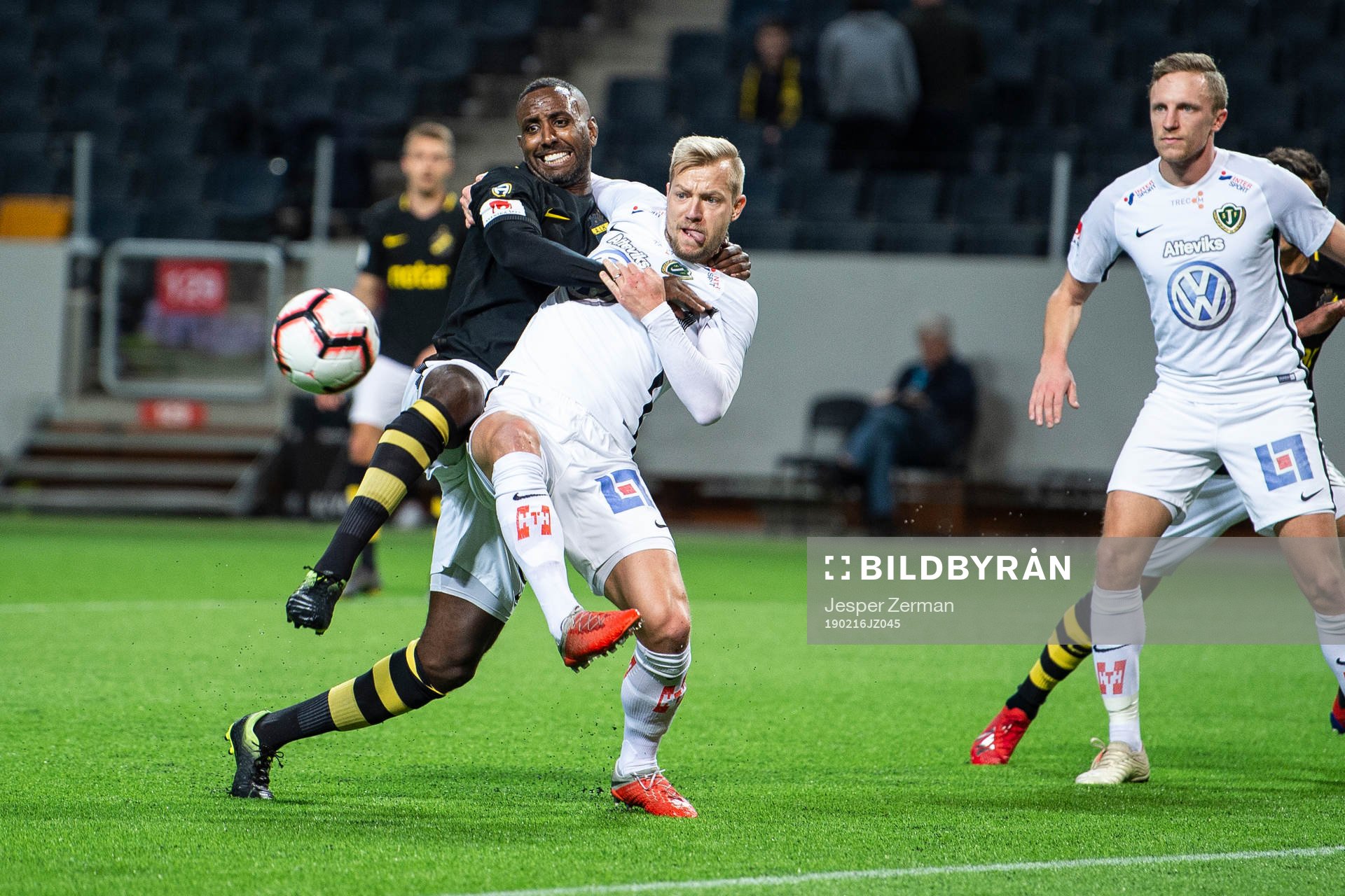 s Henok Goitom i en duell med Jönköpings Sebastian Crona