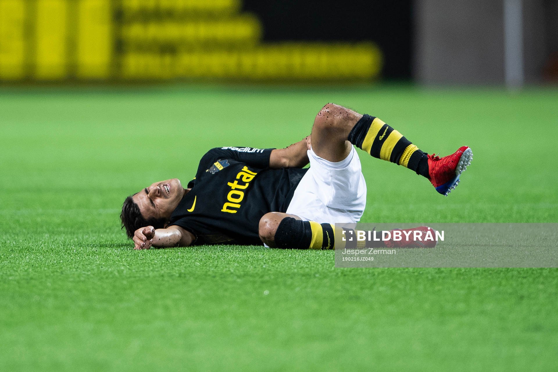 s Tarik Elyounoussi ligger ned