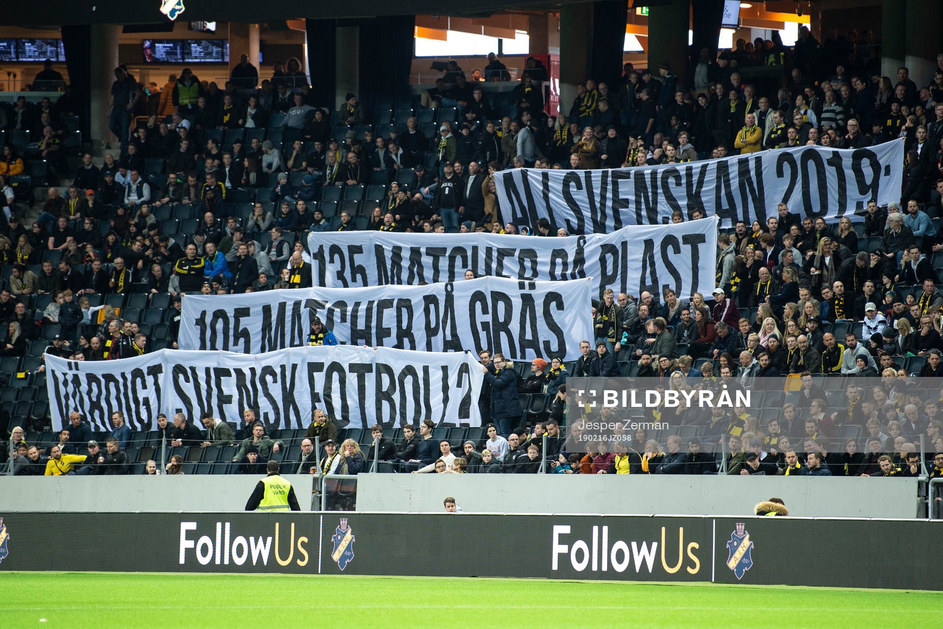 s supportrar håller upp banderoller