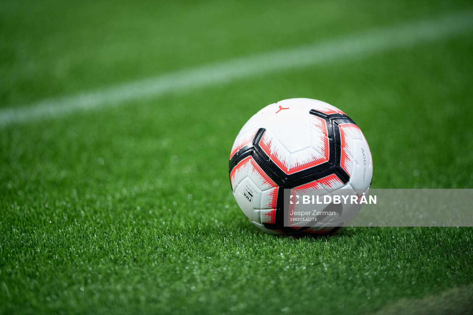En fotboll på konstgräsplan