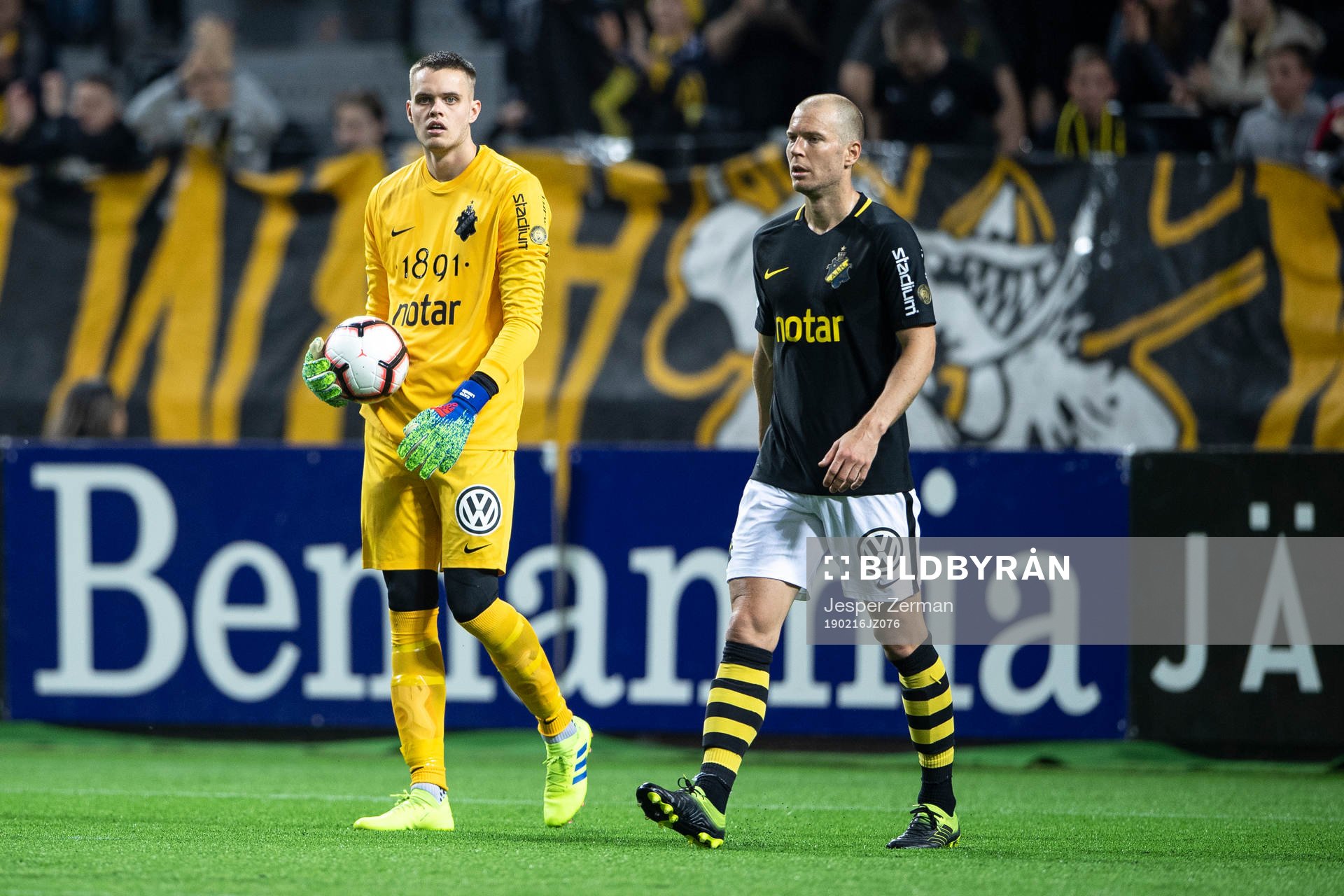 s målvakt Oscar Linnér och AIK:s Per Karlsson