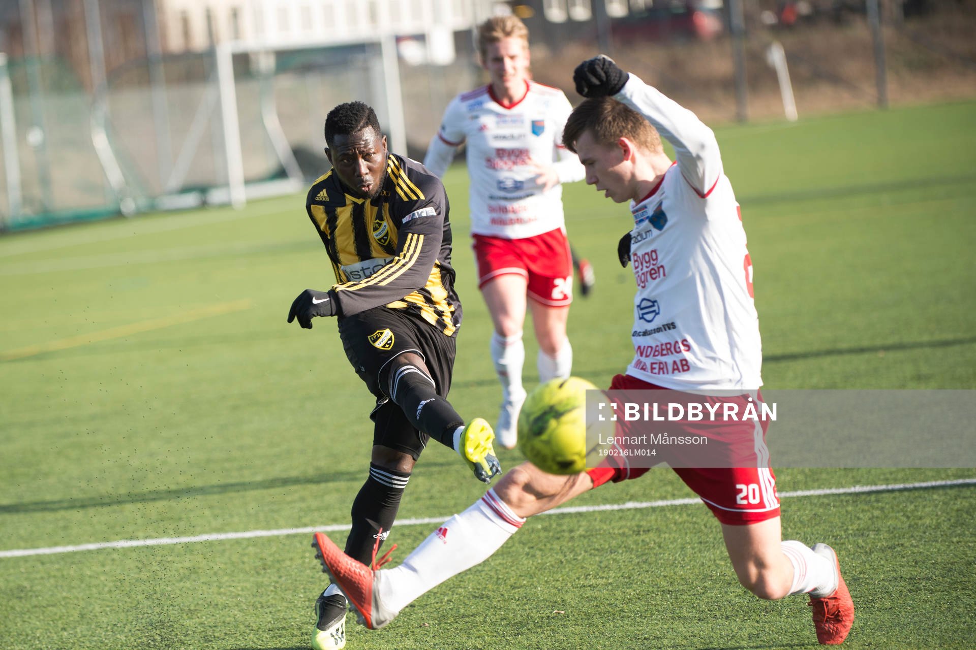 IFK Hässleholms Mike Andrew klipper in segermålet 2-1 i träningsmatchen mellan IFK Hässleholm och IS Halmia i Hässleholm 16 februari 2019.