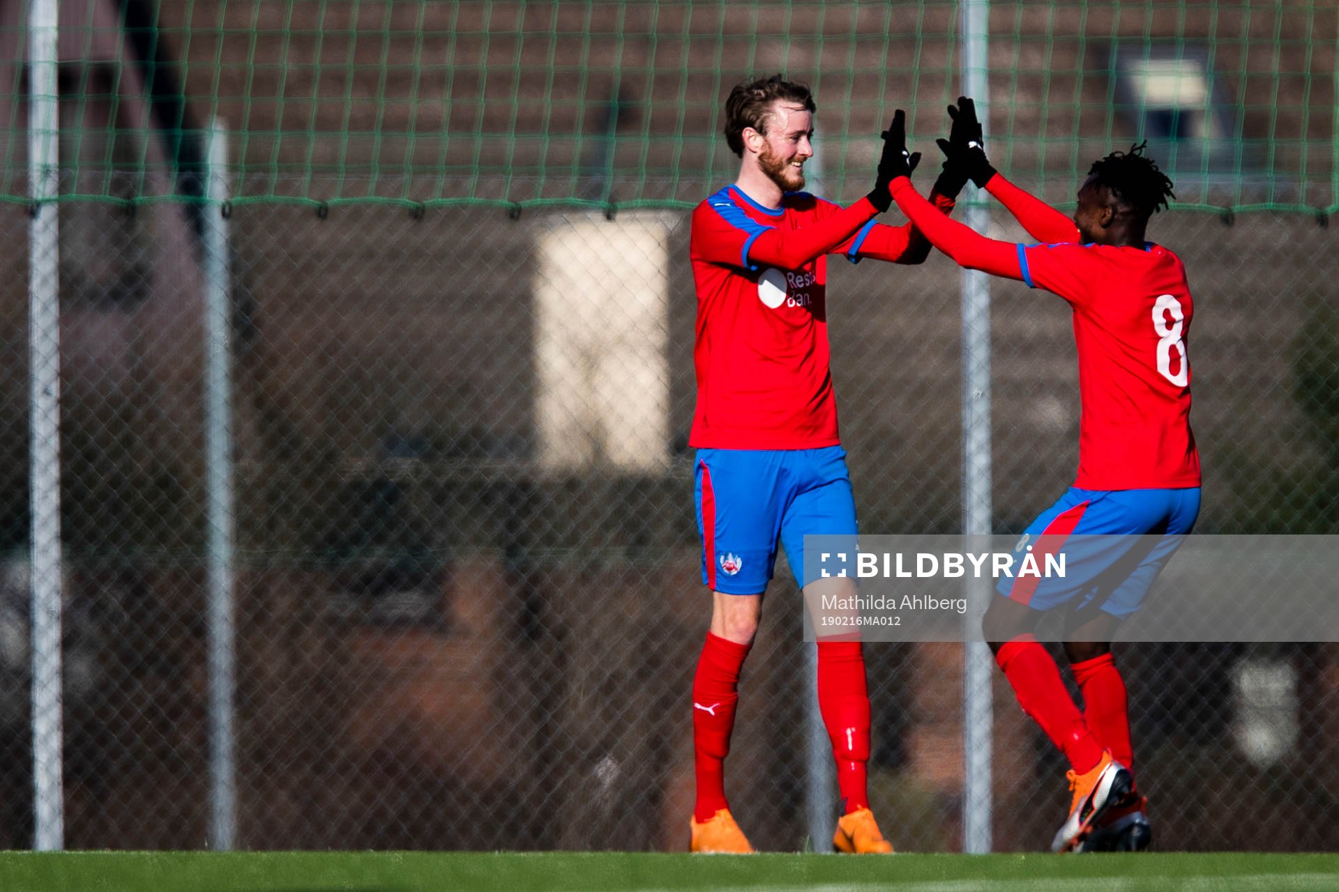 Helsingborgs Rasmus Jönsson och Mamudu Moro jublar under träningsmatchen i fotboll mellan Helsingborg och Trelleborg den 16 februari 2019 i Helsingborg.