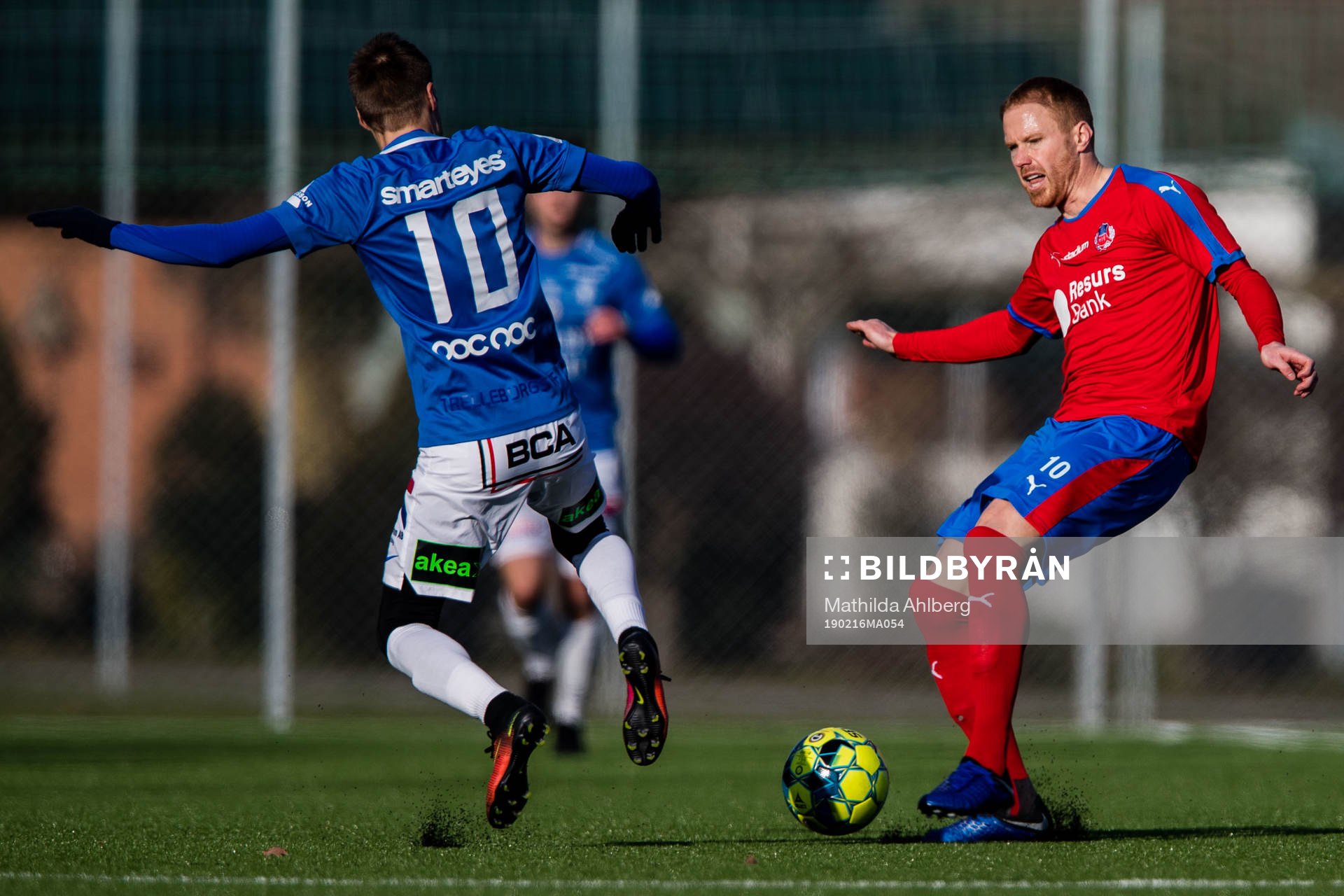 Trelleborgs Zoran Jovanovic (ryggen mot kameran) och