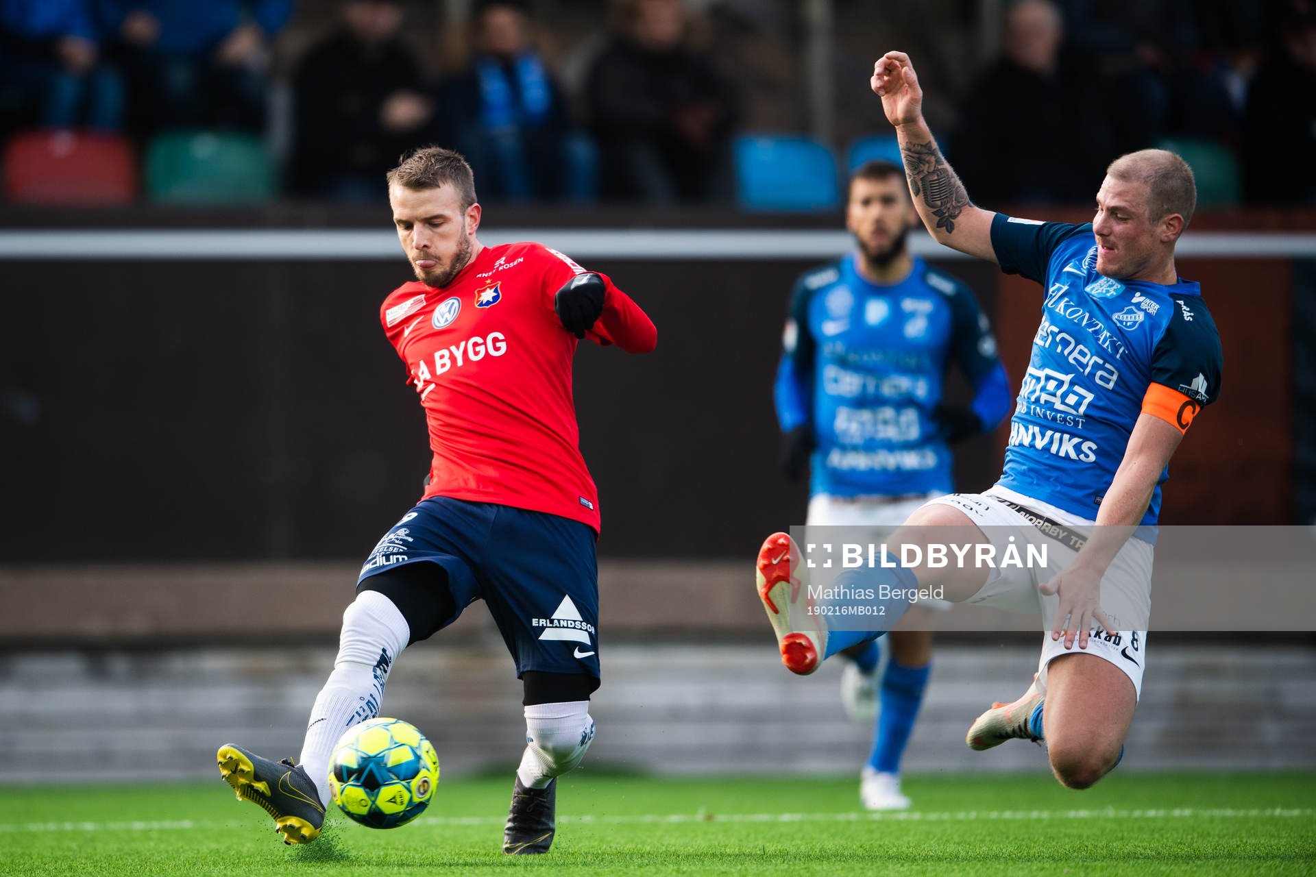 Örgrytes Simon Nilsson och Norrbys Nicklas Savolainen under fotbollsmatchen i Svenska Cupen mellan Örgryte och Norrby den 16 februari 2019 i Göteborg.